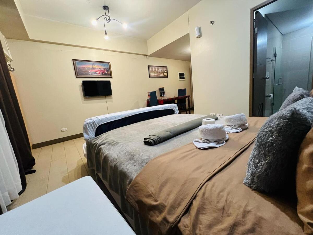 Two Palm Tree - 8a With Balcony - Across Terminal 3 Airport Apartment Manila