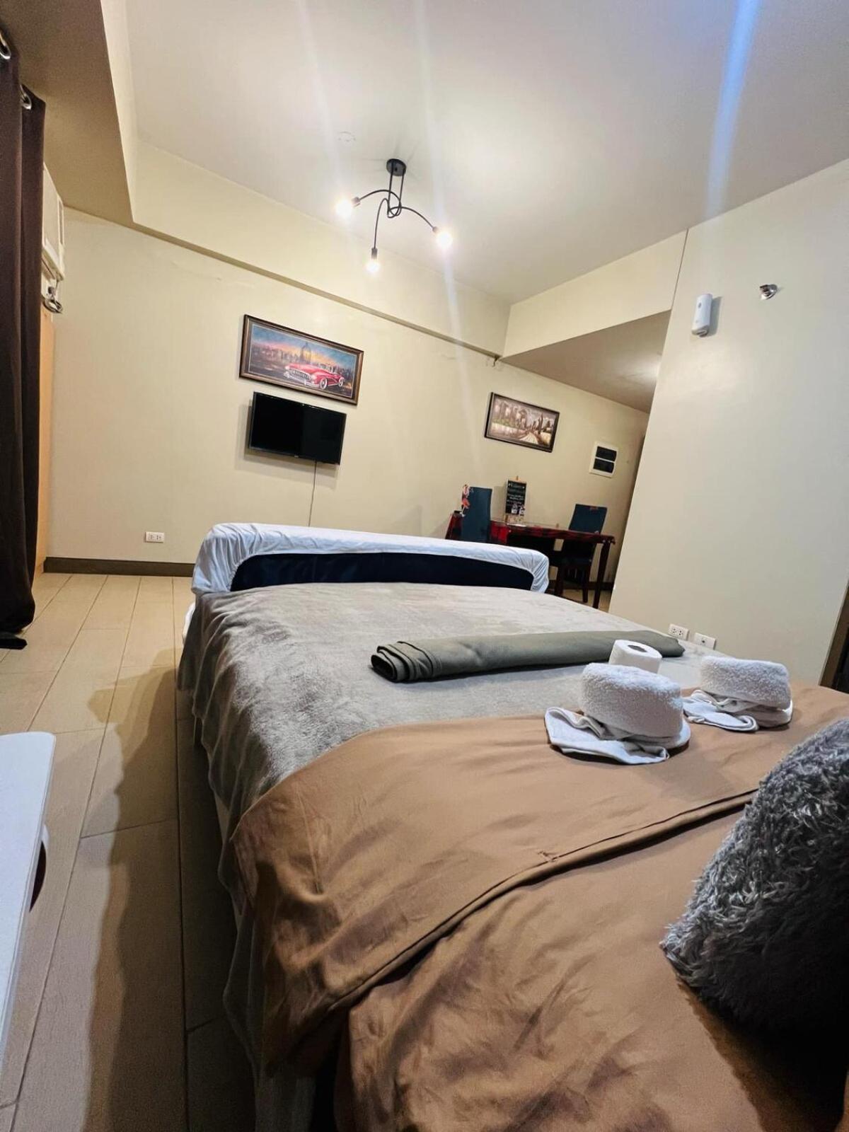 Two Palm Tree - 8a With Balcony - Across Terminal 3 Airport Apartment *