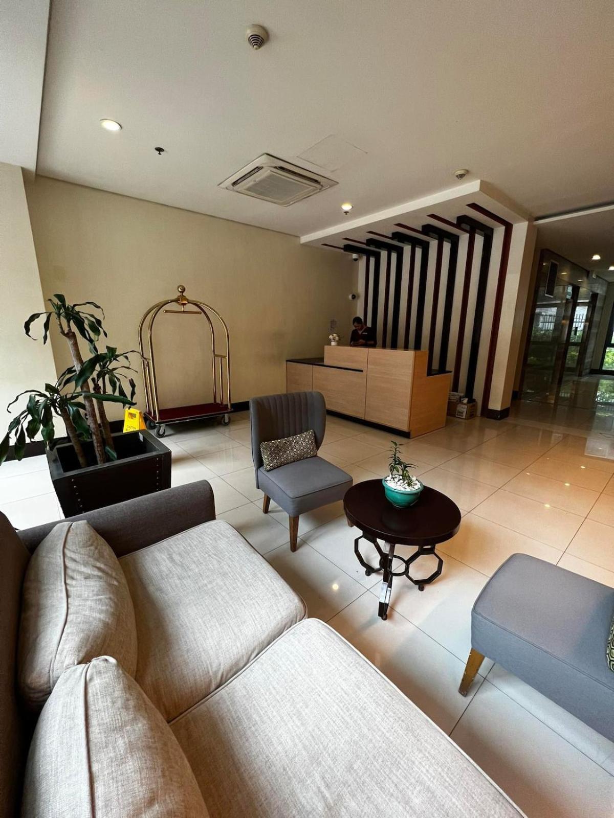 Two Palm Tree - 8a With Balcony - Across Terminal 3 Airport Apartment *