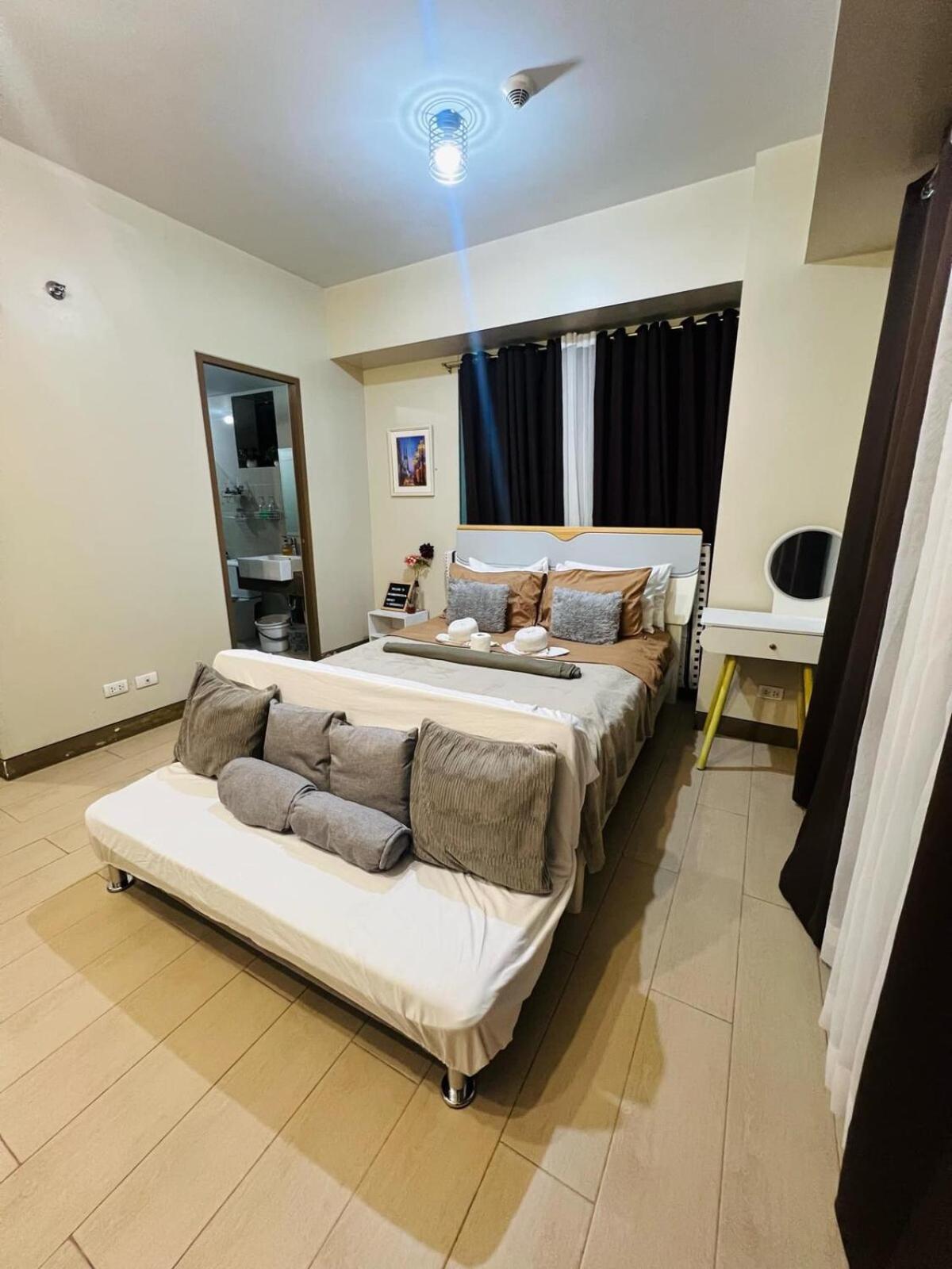 Two Palm Tree - 8a With Balcony - Across Terminal 3 Airport Apartment Manila