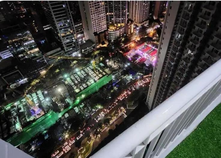 Gaming 2br In Makati With View Arcade Netflix Apartment