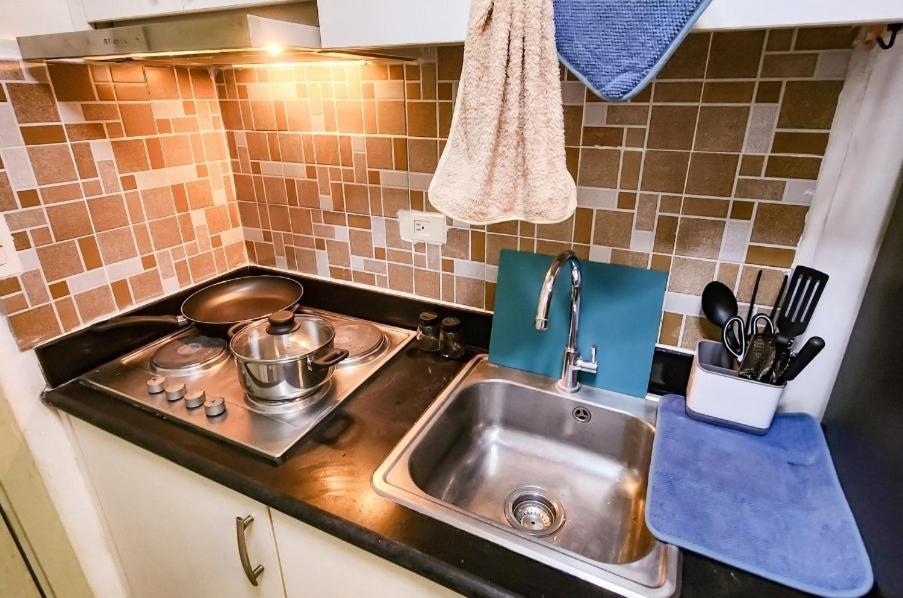Gaming 2br In Makati With View Arcade Netflix Apartment
