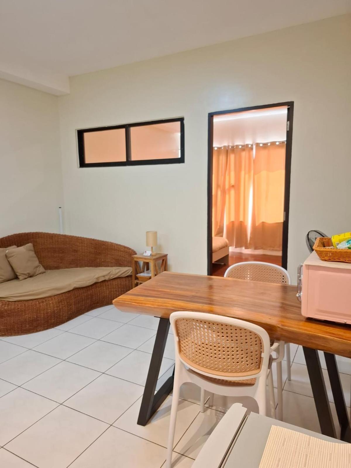 Bayview Luxury Condos: Poolside Balcony Retreats Apartment *