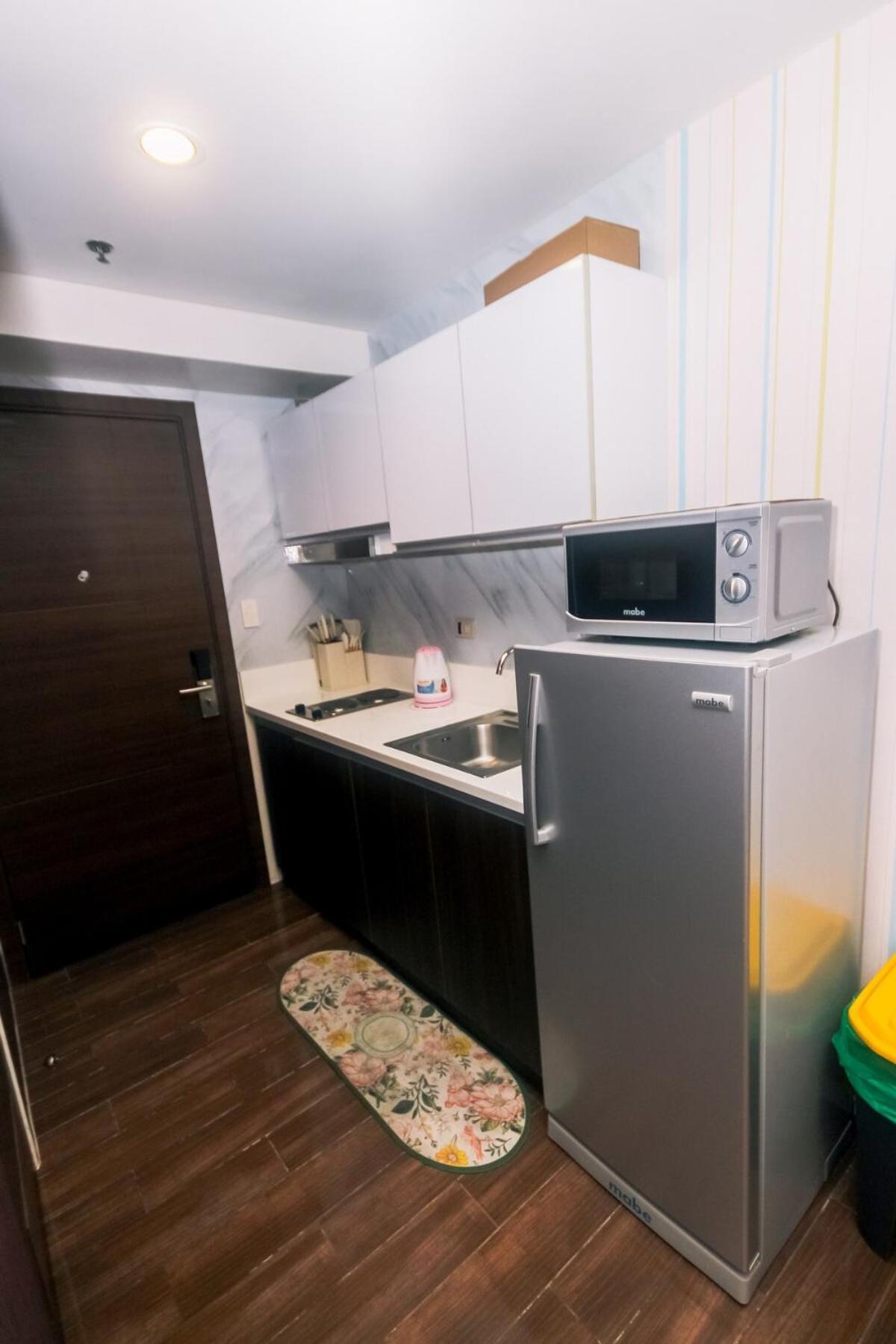 Air Snuggle In Style 1 Bedroom Makati Swim Gym Park Surf 300 Mb Apartment