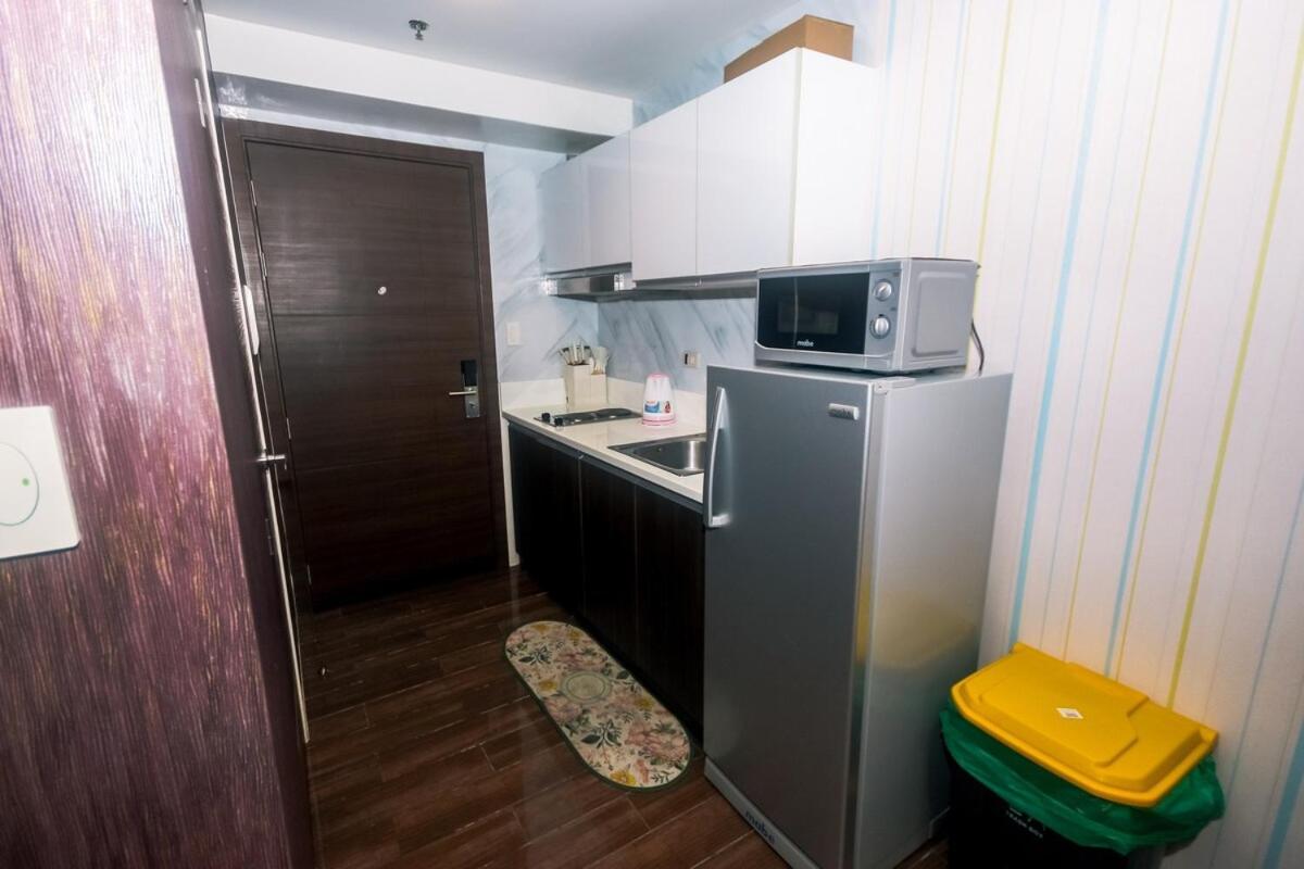 Air Snuggle In Style 1 Bedroom Makati Swim Gym Park Surf 300 Mb Apartment