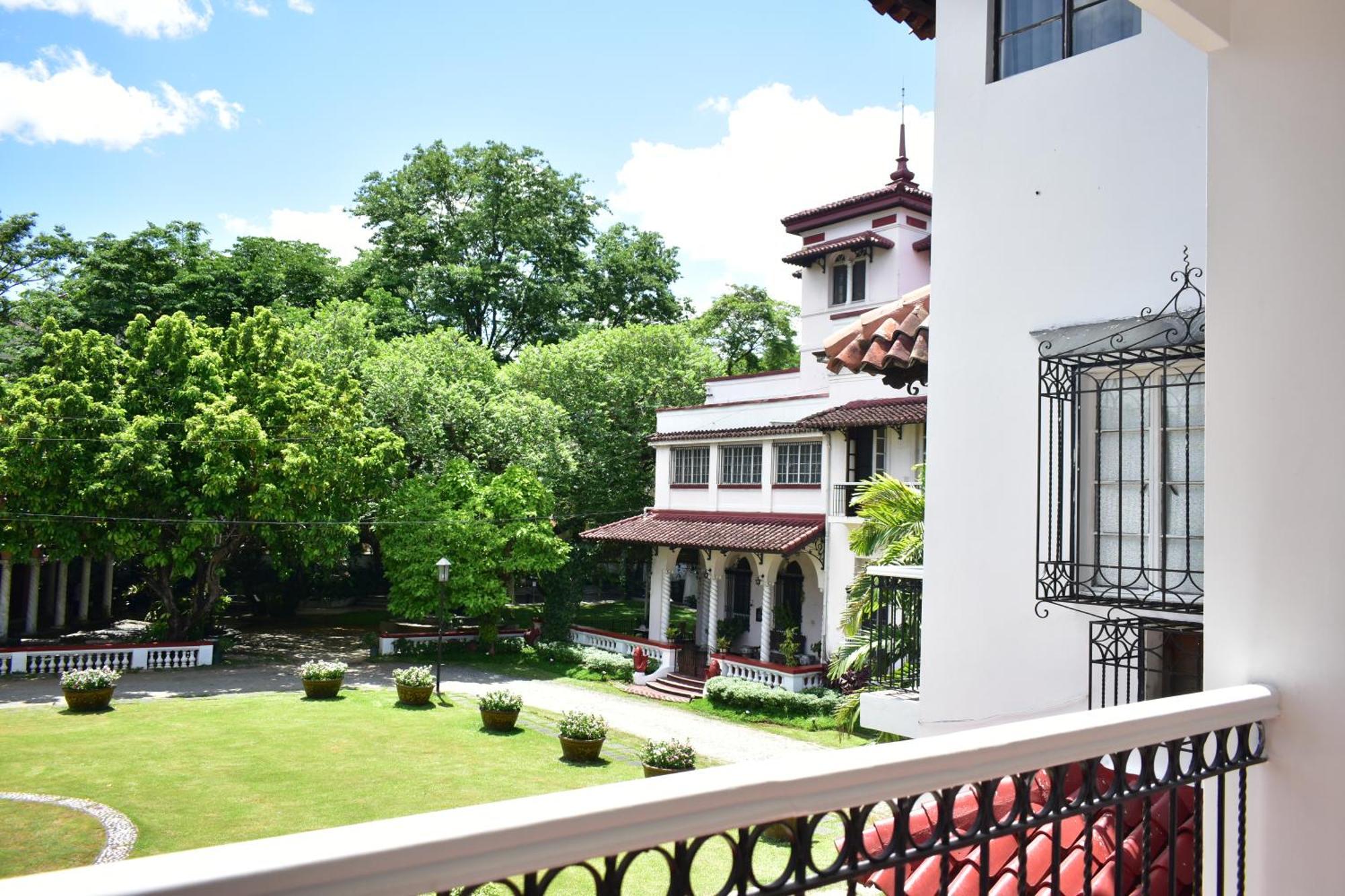 Hotel The Henry Miranila Quezon *