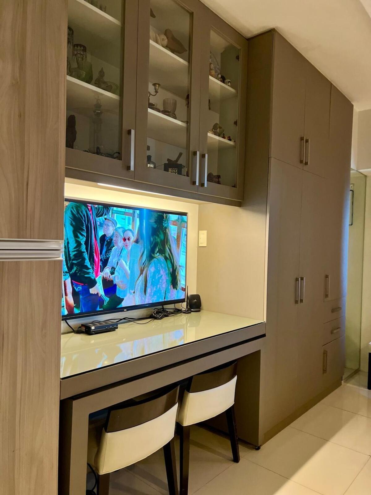 Modern Comfort Living! Netflix Ready Apartment