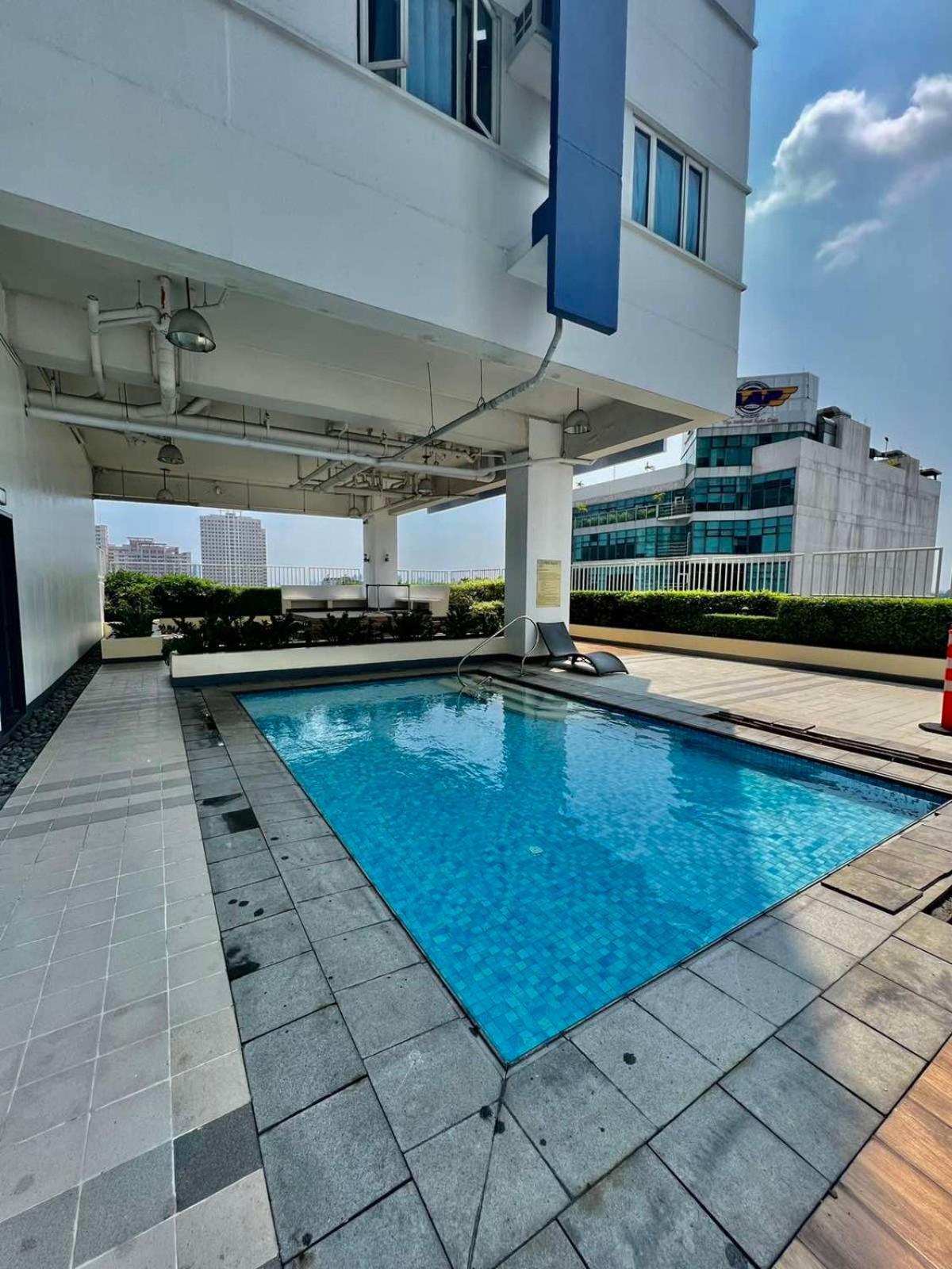 Modern Comfort Living! Netflix Ready Apartment Manila