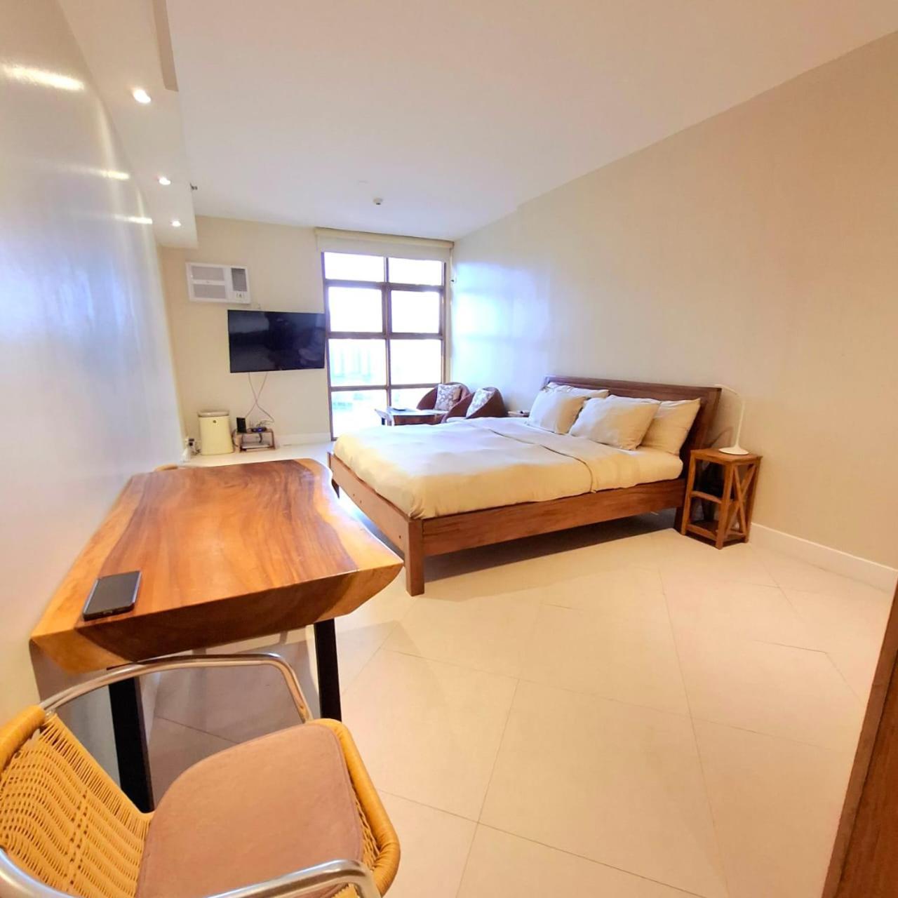 Bayview Luxury Condos: Poolside Balcony Retreats Apartment *