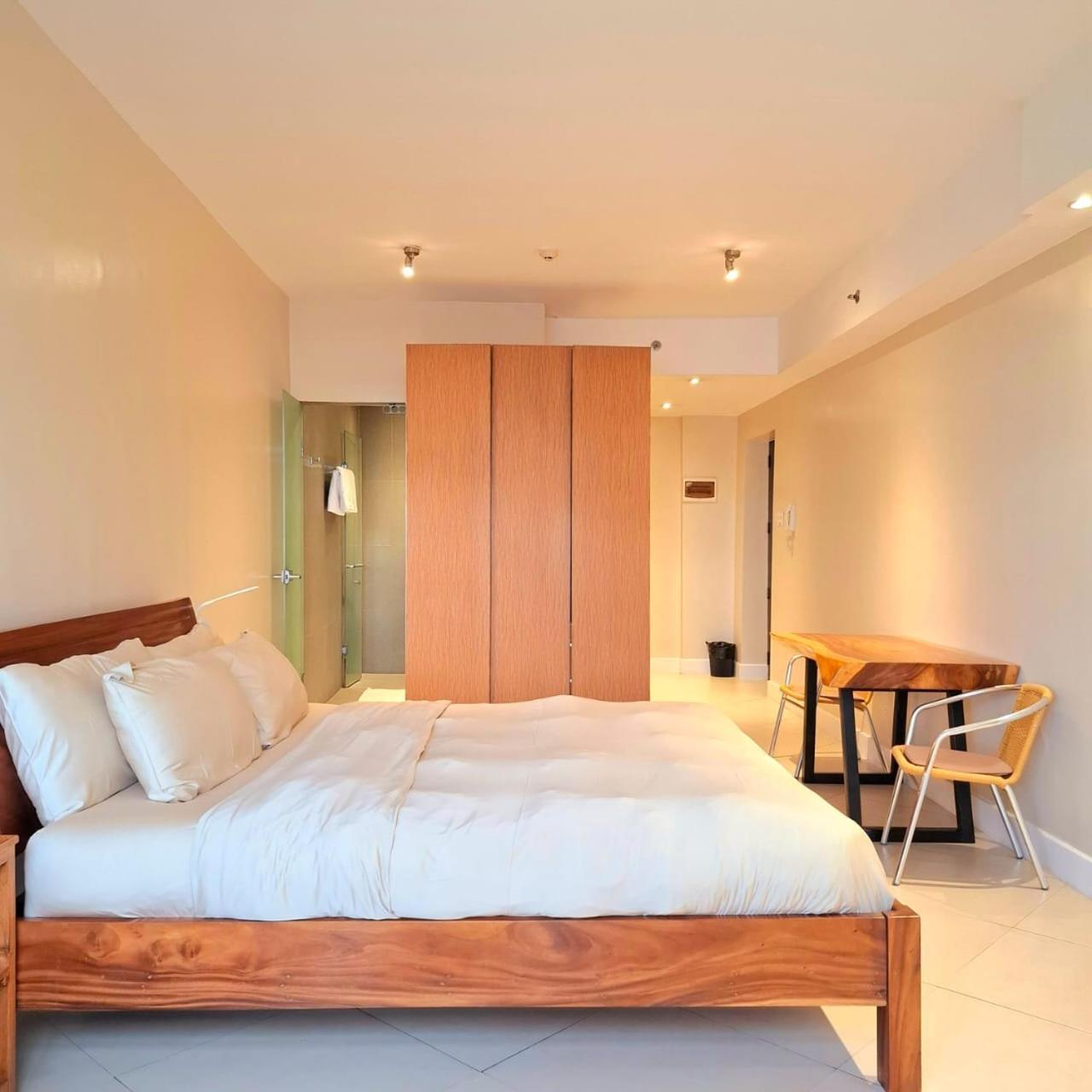 Bayview Luxury Condos: Poolside Balcony Retreats