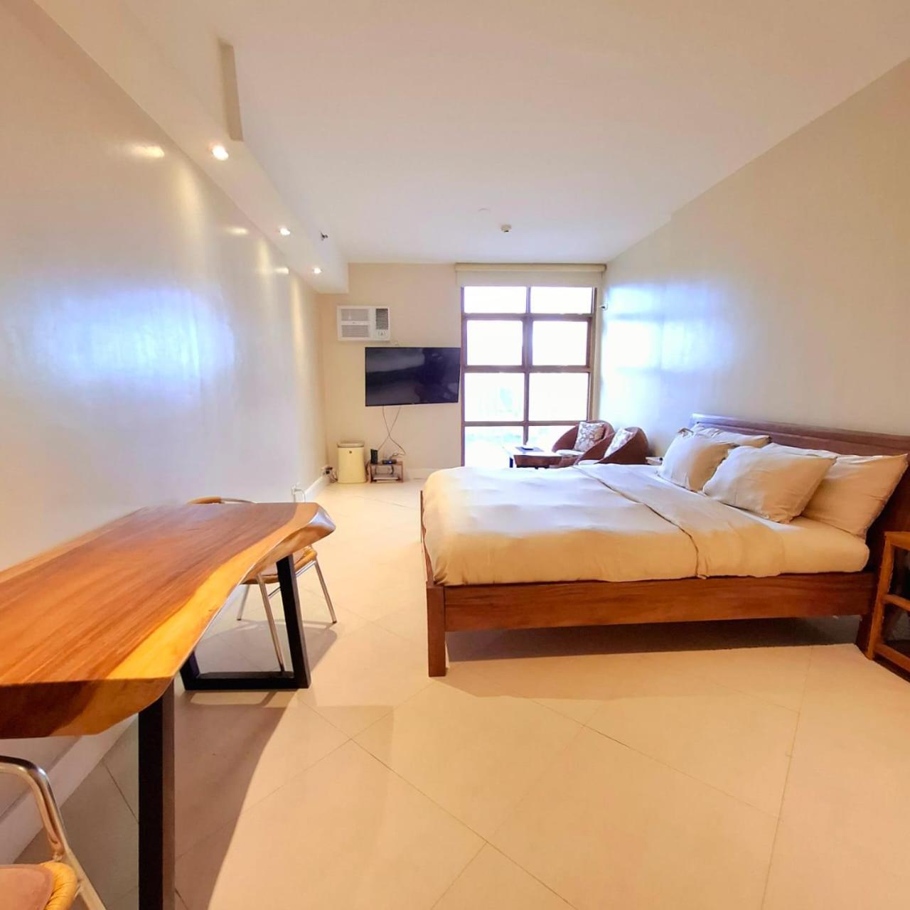 Apartment Bayview Luxury Condos: Poolside Balcony Retreats *