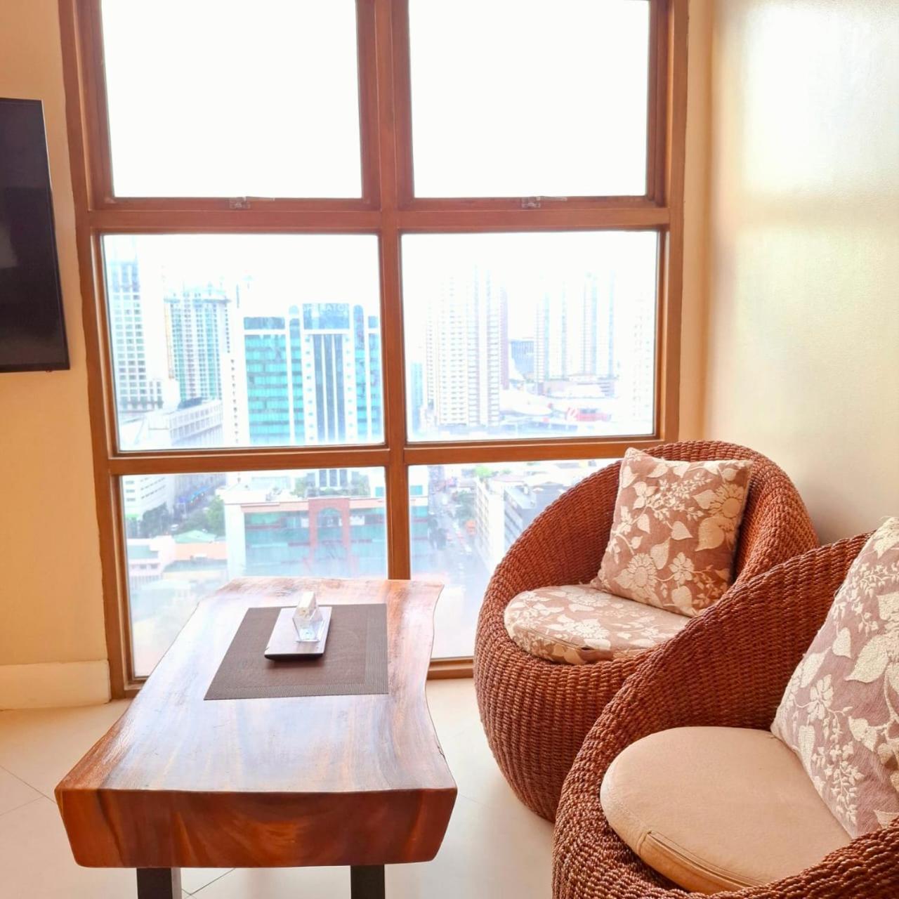 Apartment Bayview Luxury Condos: Poolside Balcony Retreats Manila