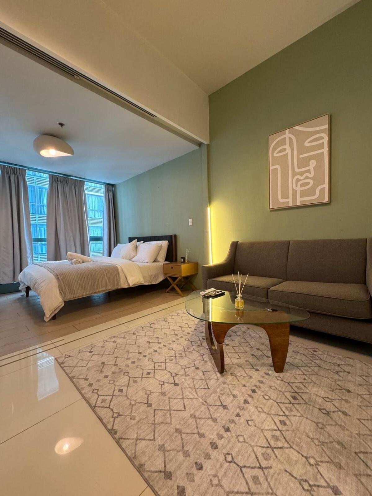 Modern Classic 1 Bedroom In Uptown Bgc Apartment