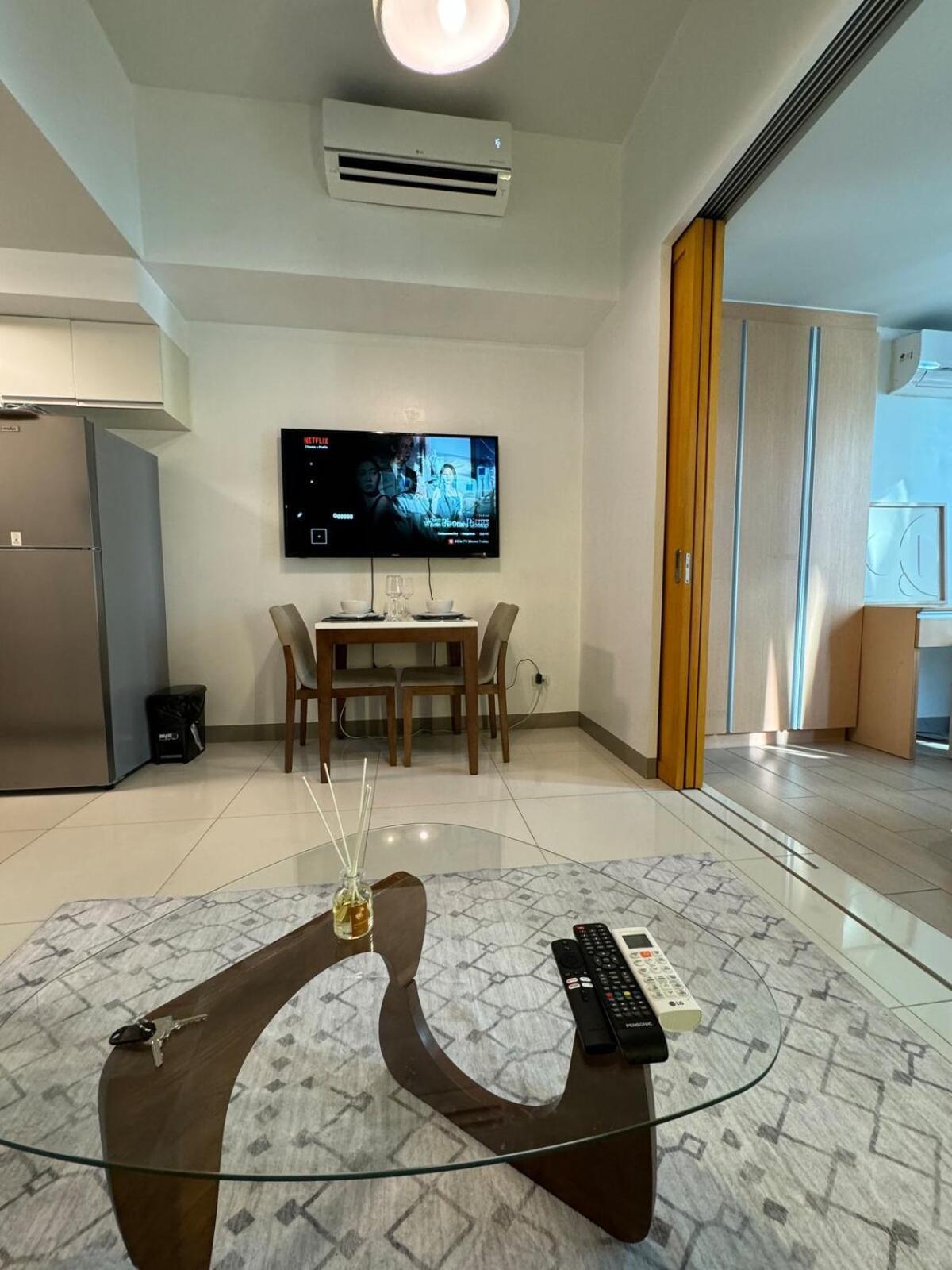 Modern Classic 1 Bedroom In Uptown Bgc Apartment *