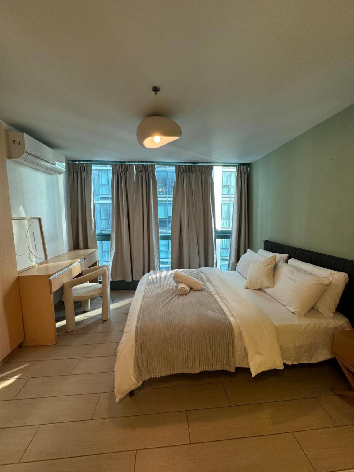 Apartment Modern Classic 1 Bedroom In Uptown Bgc Manila