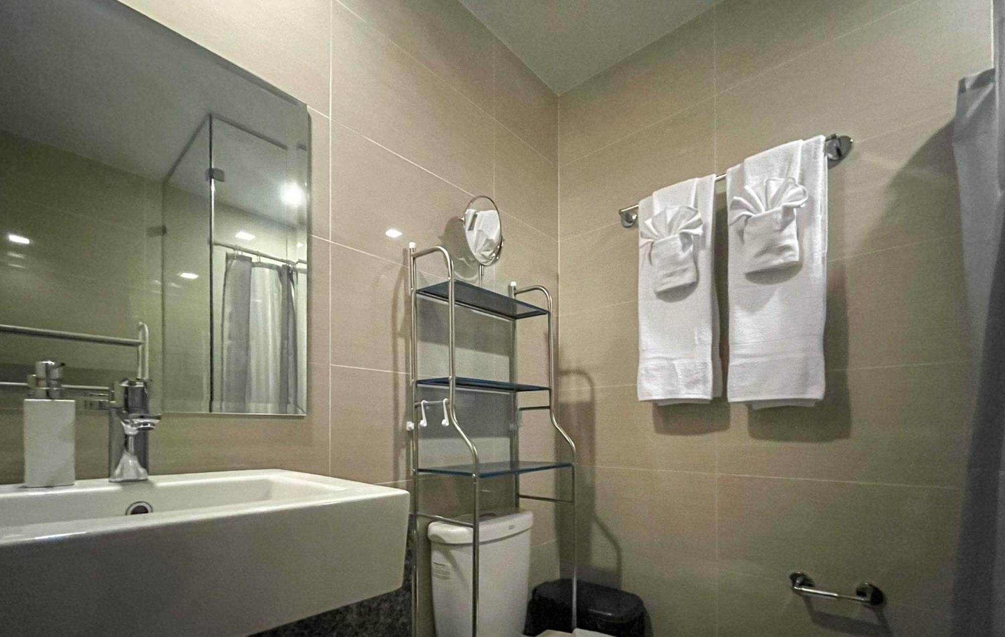 Full-serviced Residential In One Uptown Residences, Bgc Aparthotel Manila