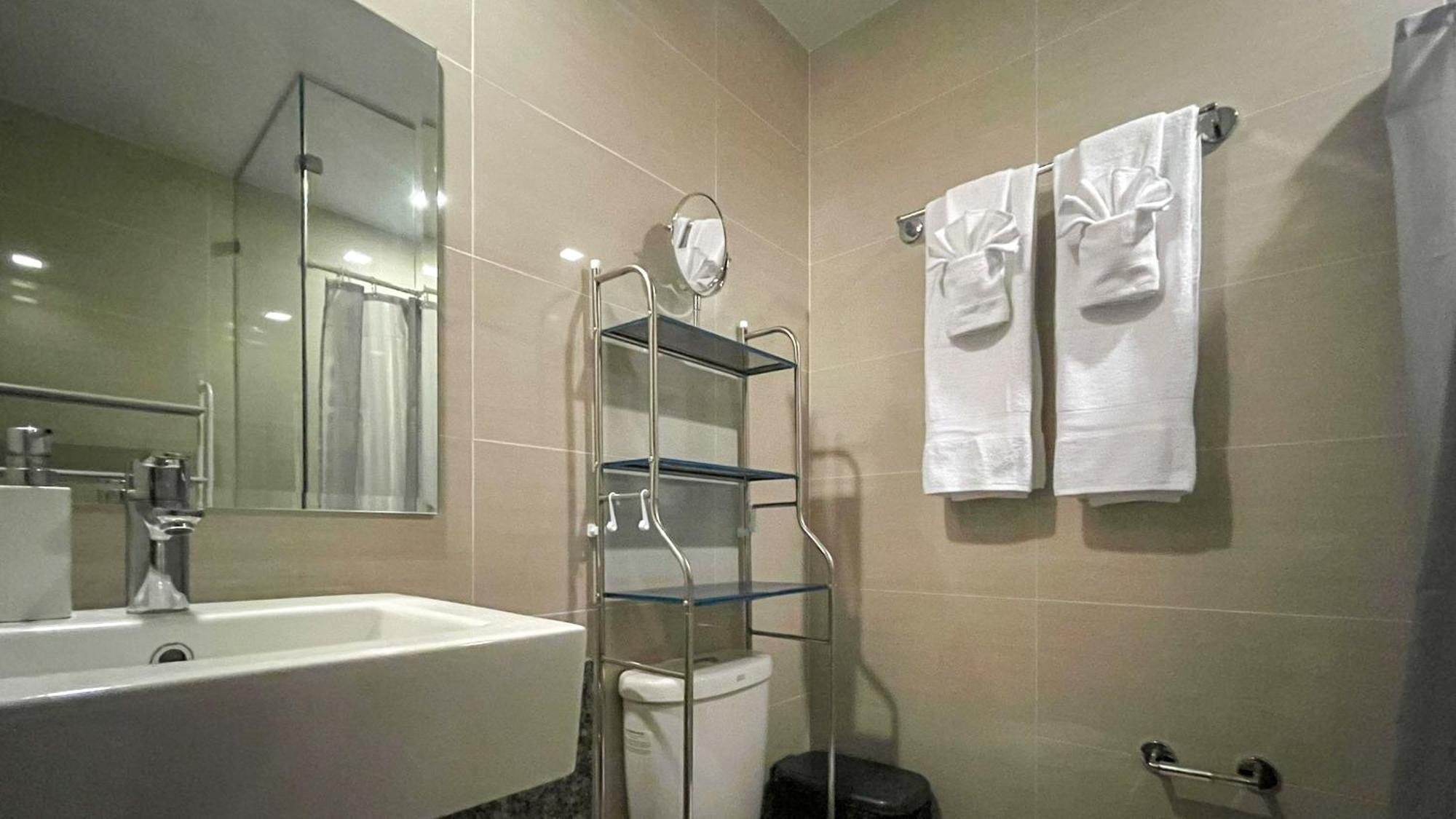 Full-serviced Residential In One Uptown Residences, Bgc Aparthotel