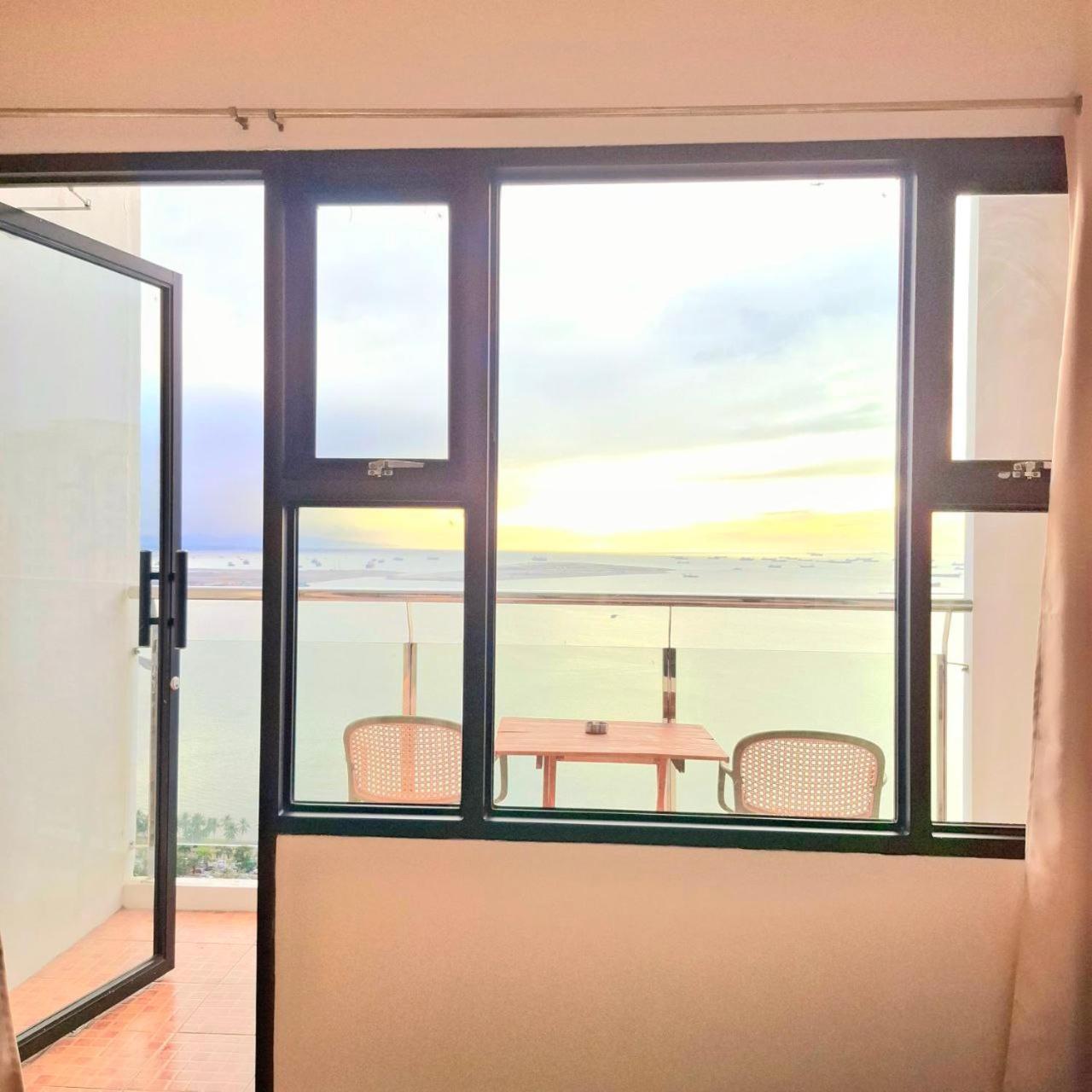 Bayview Luxury Condos: Poolside Balcony Retreats Apartment *