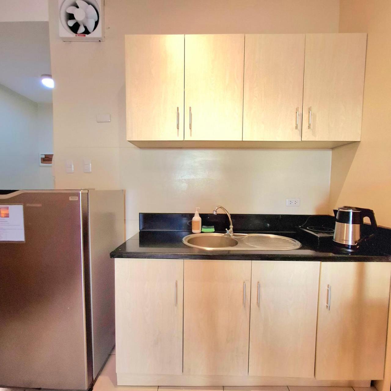 Apartment Bayview Luxury Condos: Poolside Balcony Retreats Manila
