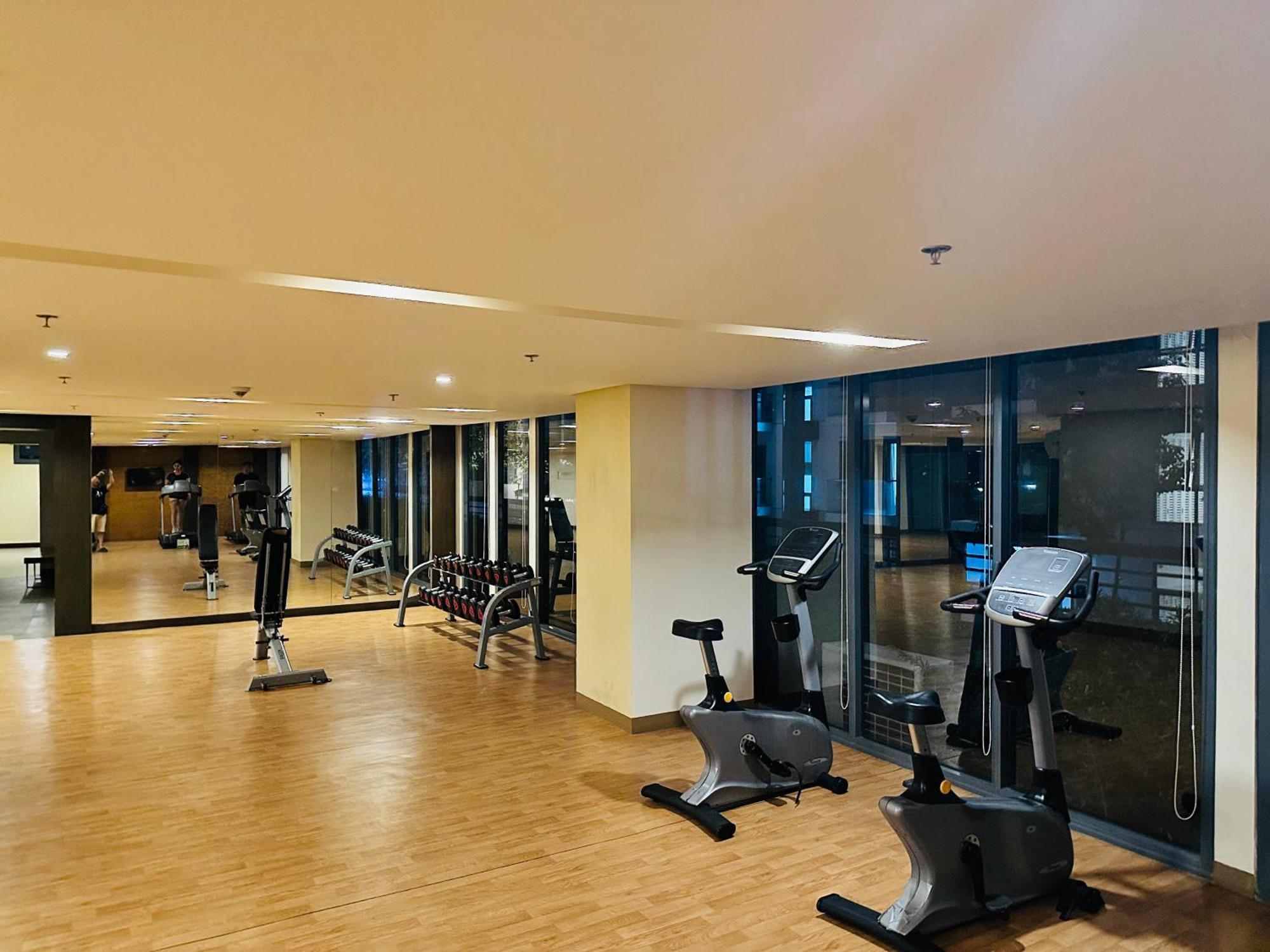 We Vibe, 81 Newport Blvd Across Naia 3 Aparthotel