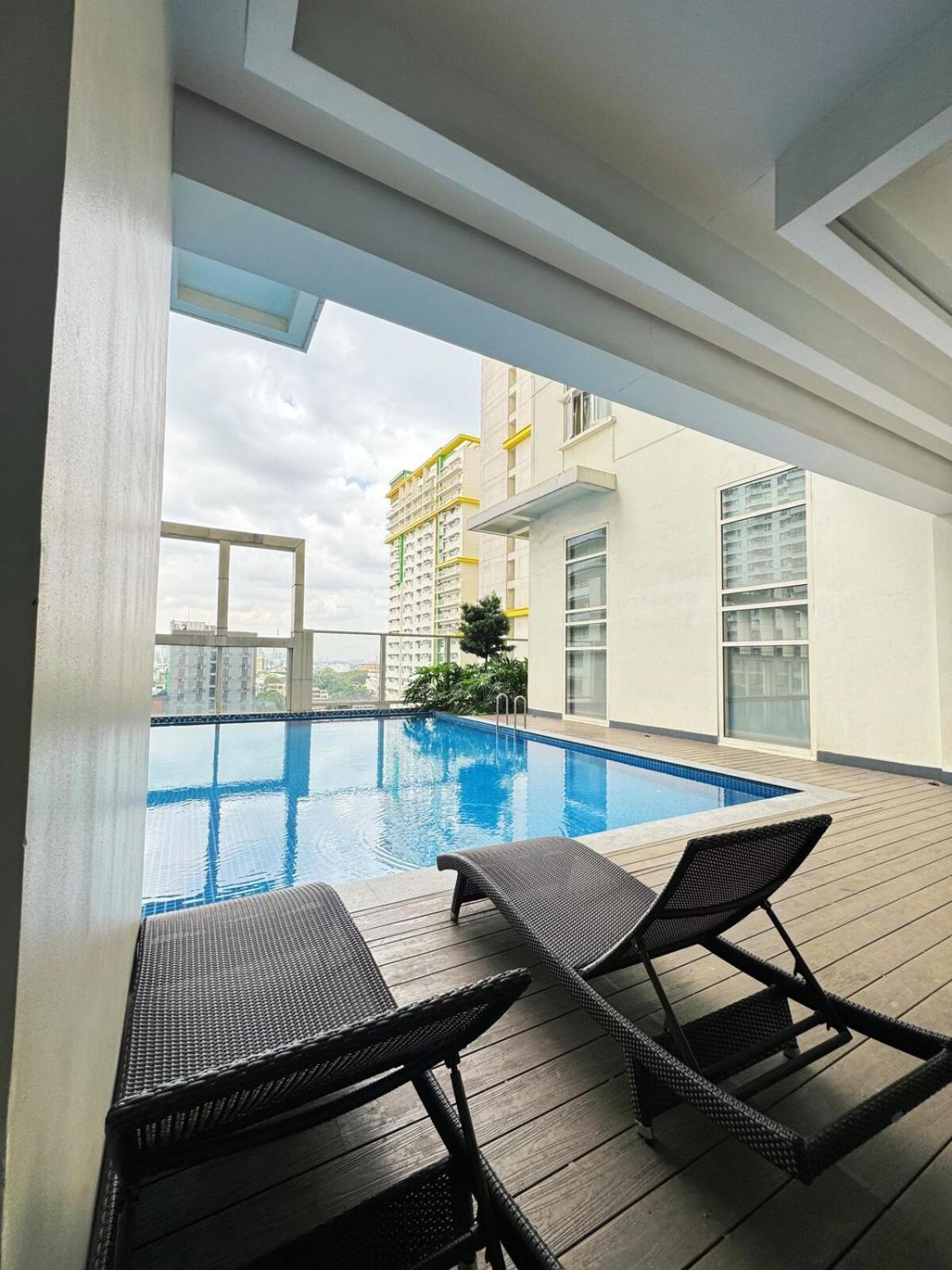 Sleek & Chic One-bedroom Apartment Manila