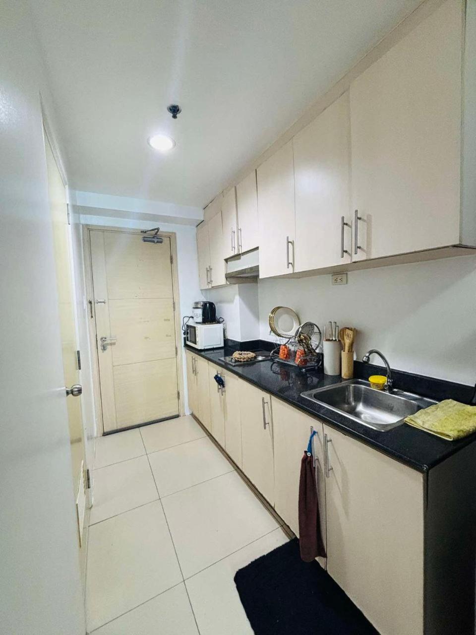 Sea By Lyzel Flores Apartment