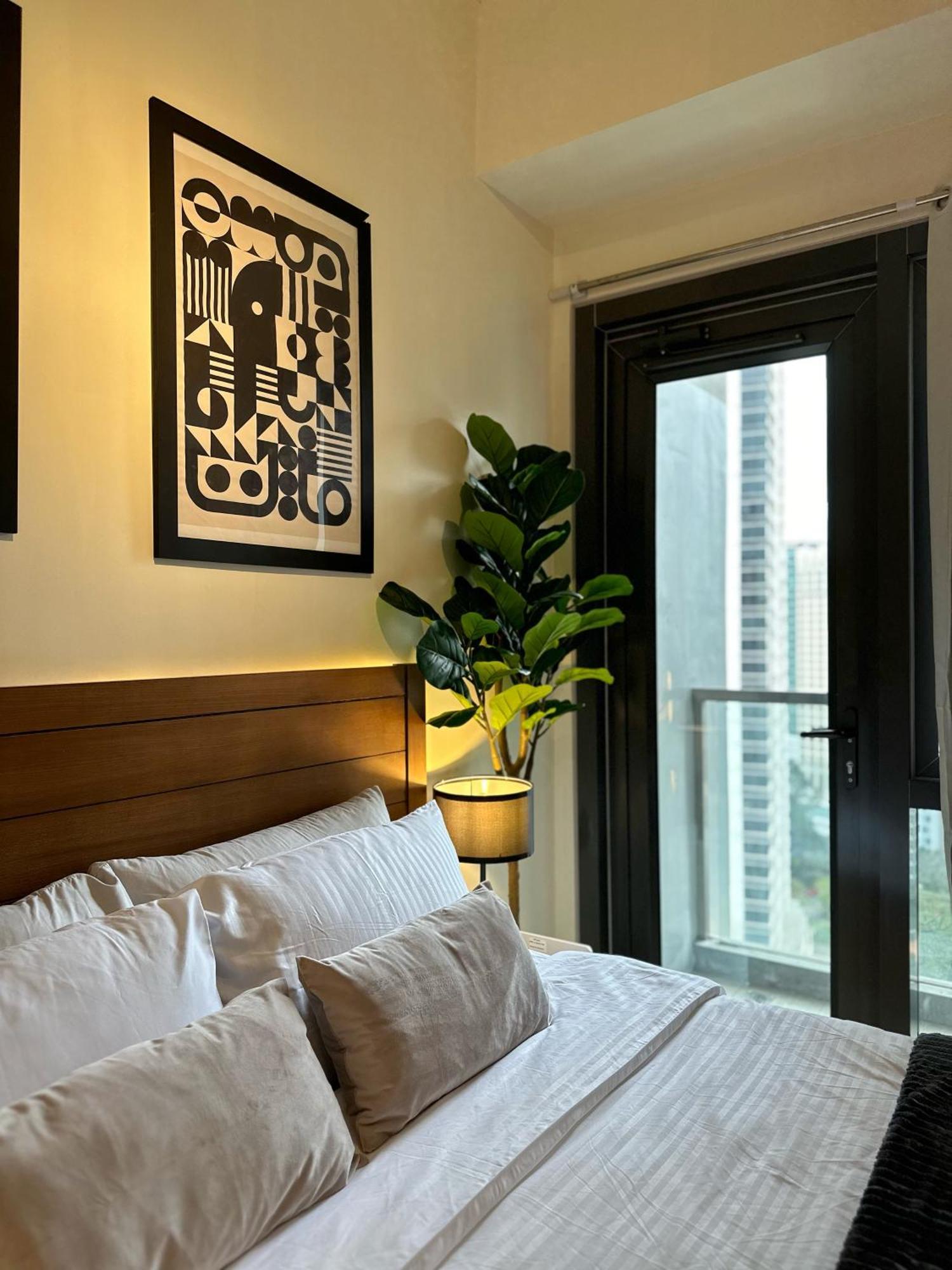 Greenbelt With Wifi, Pool And Gym Apartment Manila