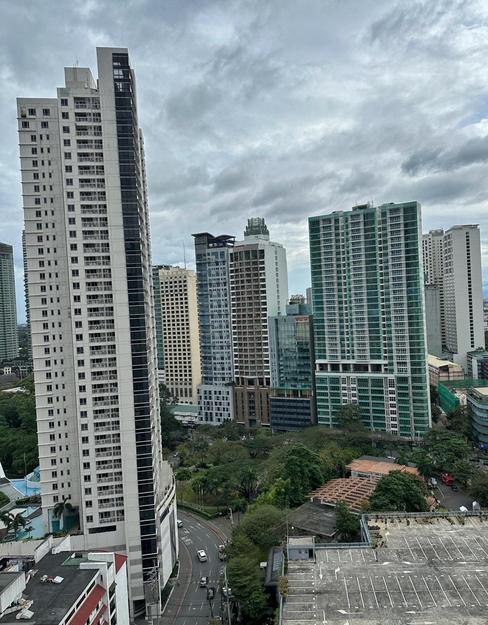 Greenbelt With Wifi, Pool And Gym Apartment Manila