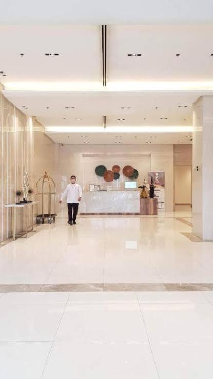 Hotel Queens Condotel At 101newport Across Naia T3