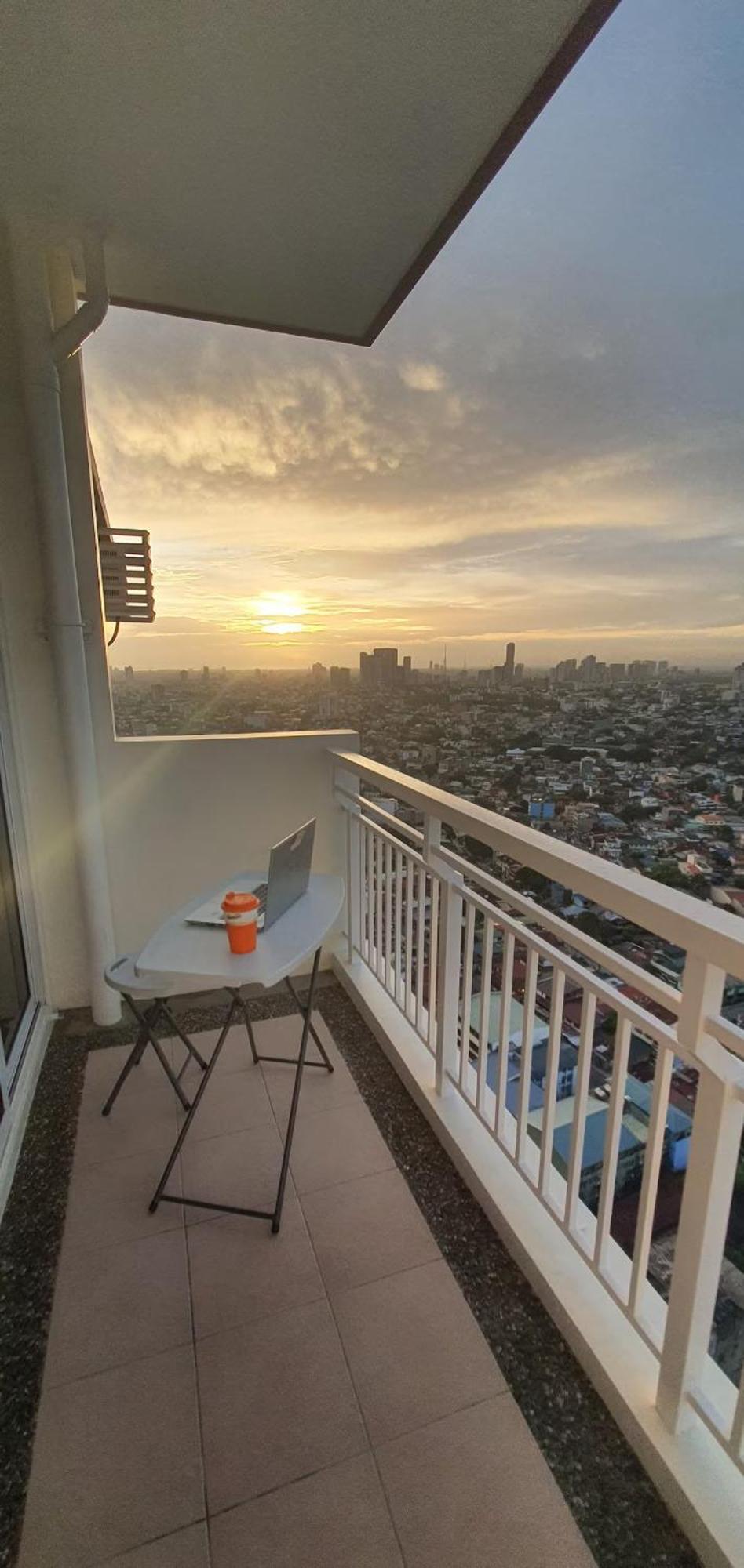 Modern And Cozy 2-bedroom In Prime Location Apartment Manila