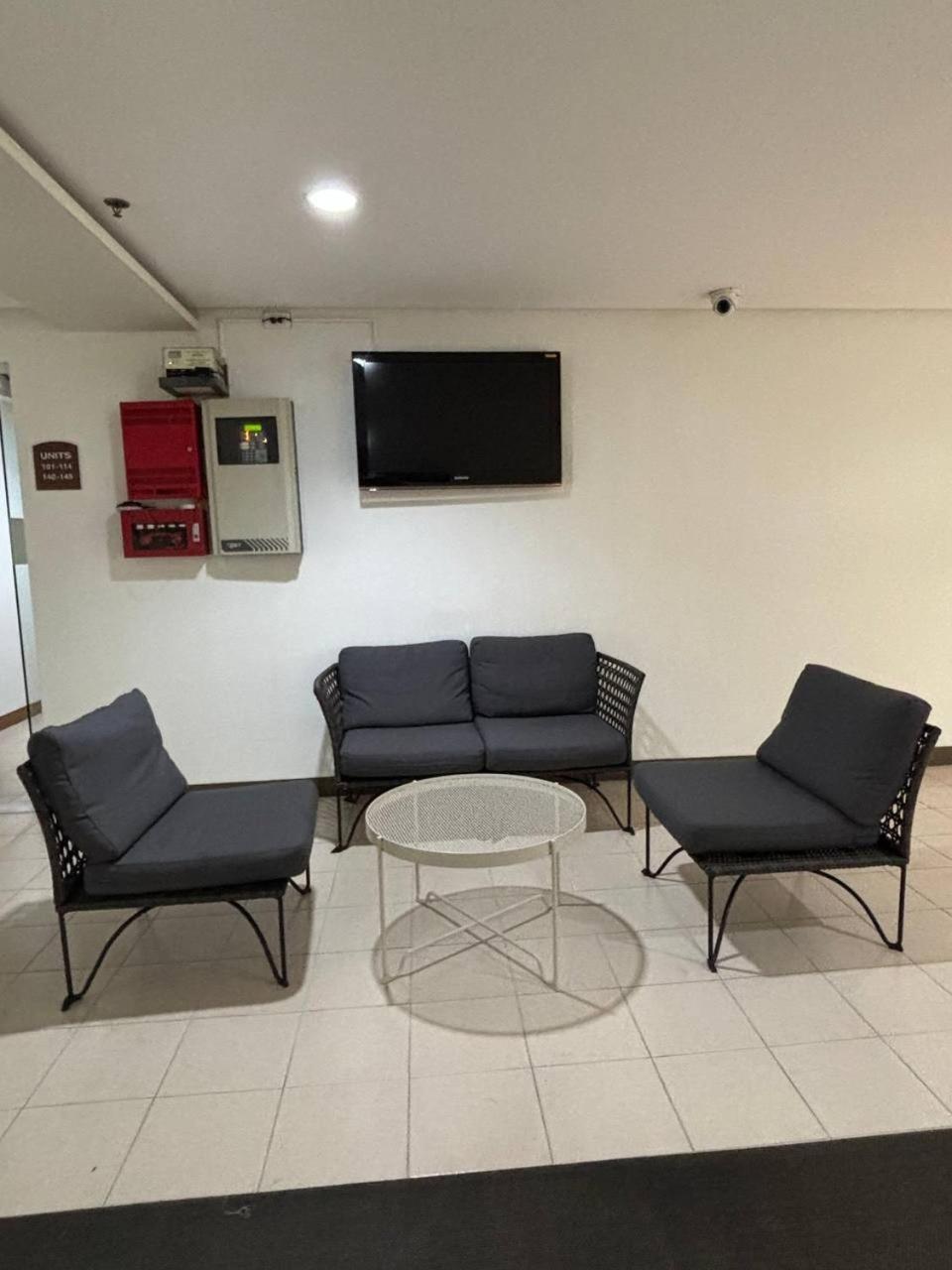 Apartment 1-bedroom Unit With Ps5, Netflix & Pool Near Sm Fairview