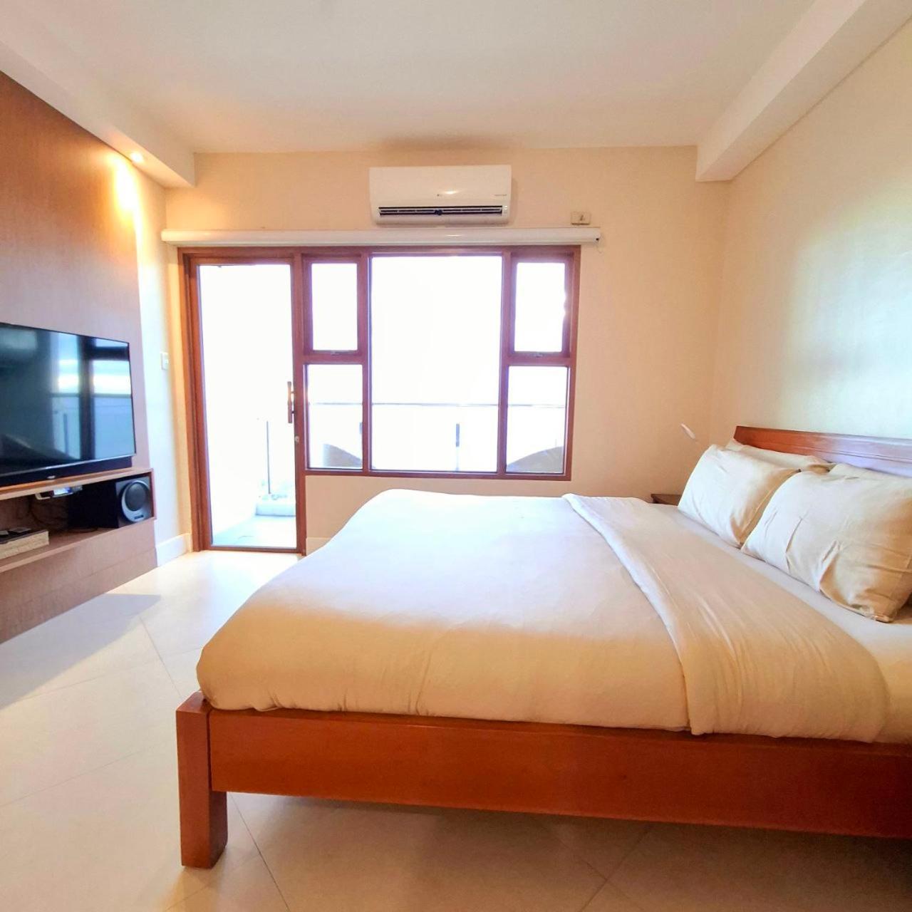 Bayview Luxury Condos: Poolside Balcony Retreats Apartamento