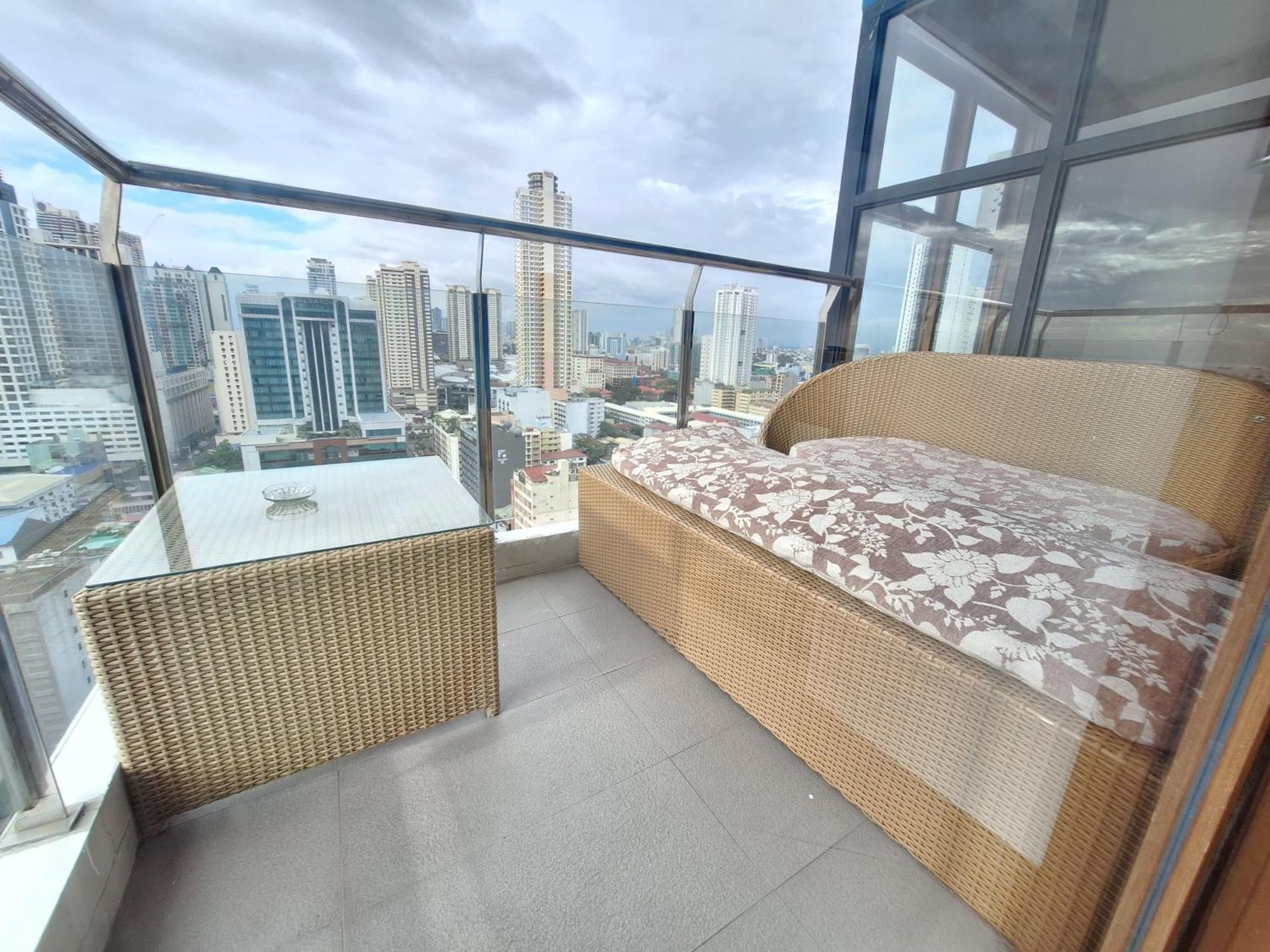 Apartment Bayview Luxury Condos: Poolside Balcony Retreats *