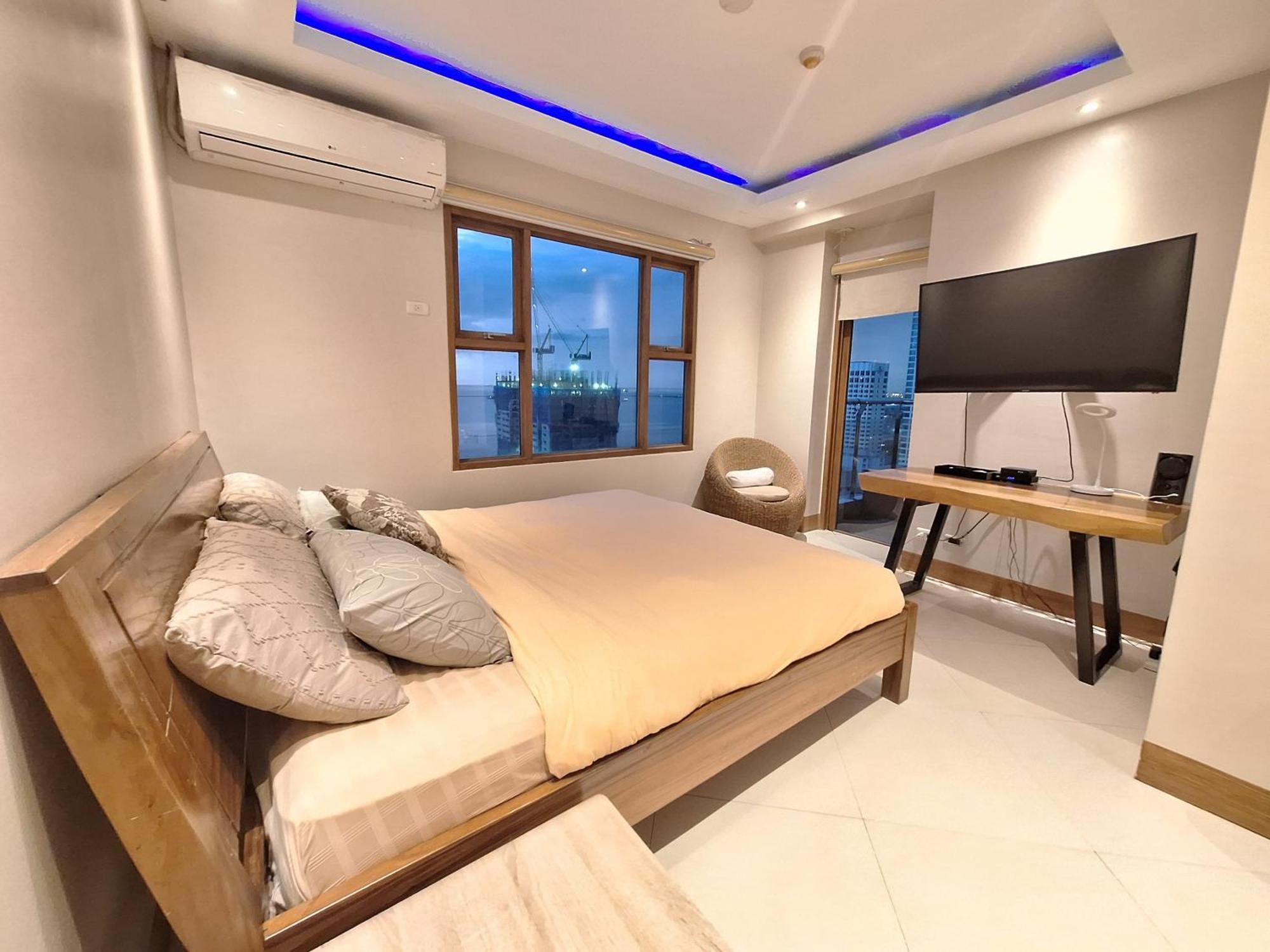 Apartment Bayview Luxury Condos: Poolside Balcony Retreats *