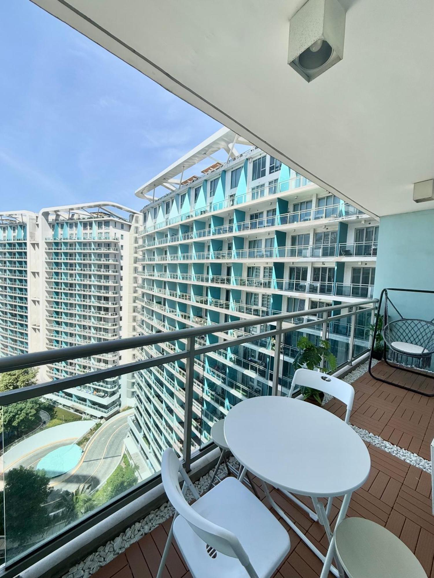 Aparthotel 2br - Azure Staycation Paranaque