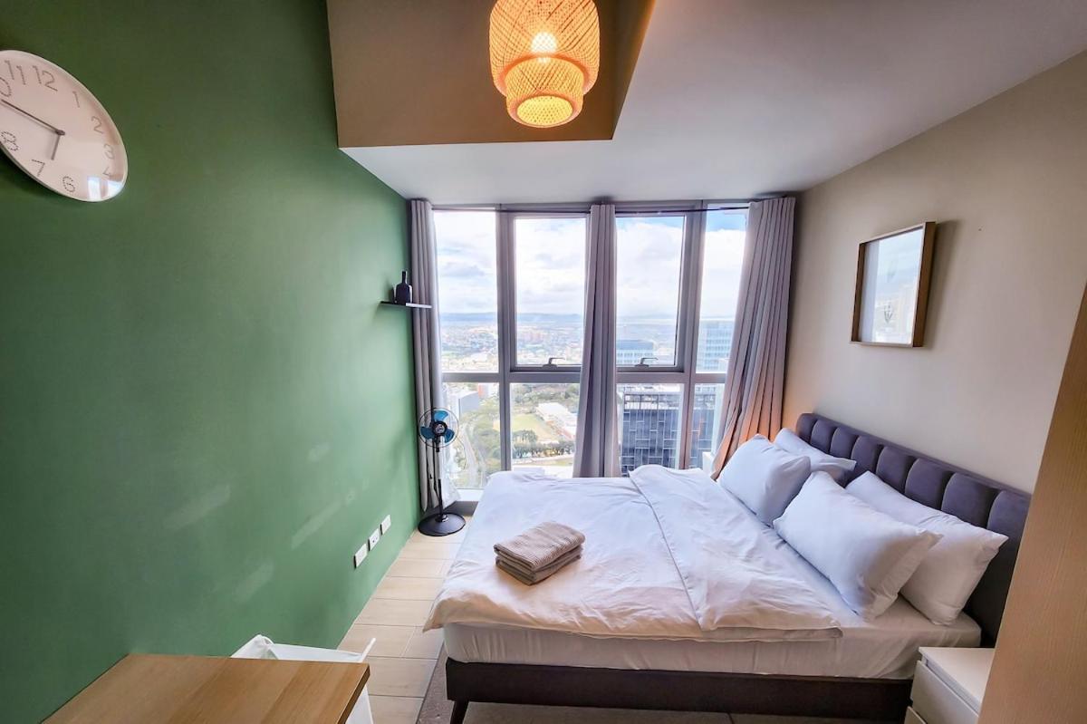 Travellers Haven 3br Bgc, Bathtub, Xbox, 200mbps Apartment Manila