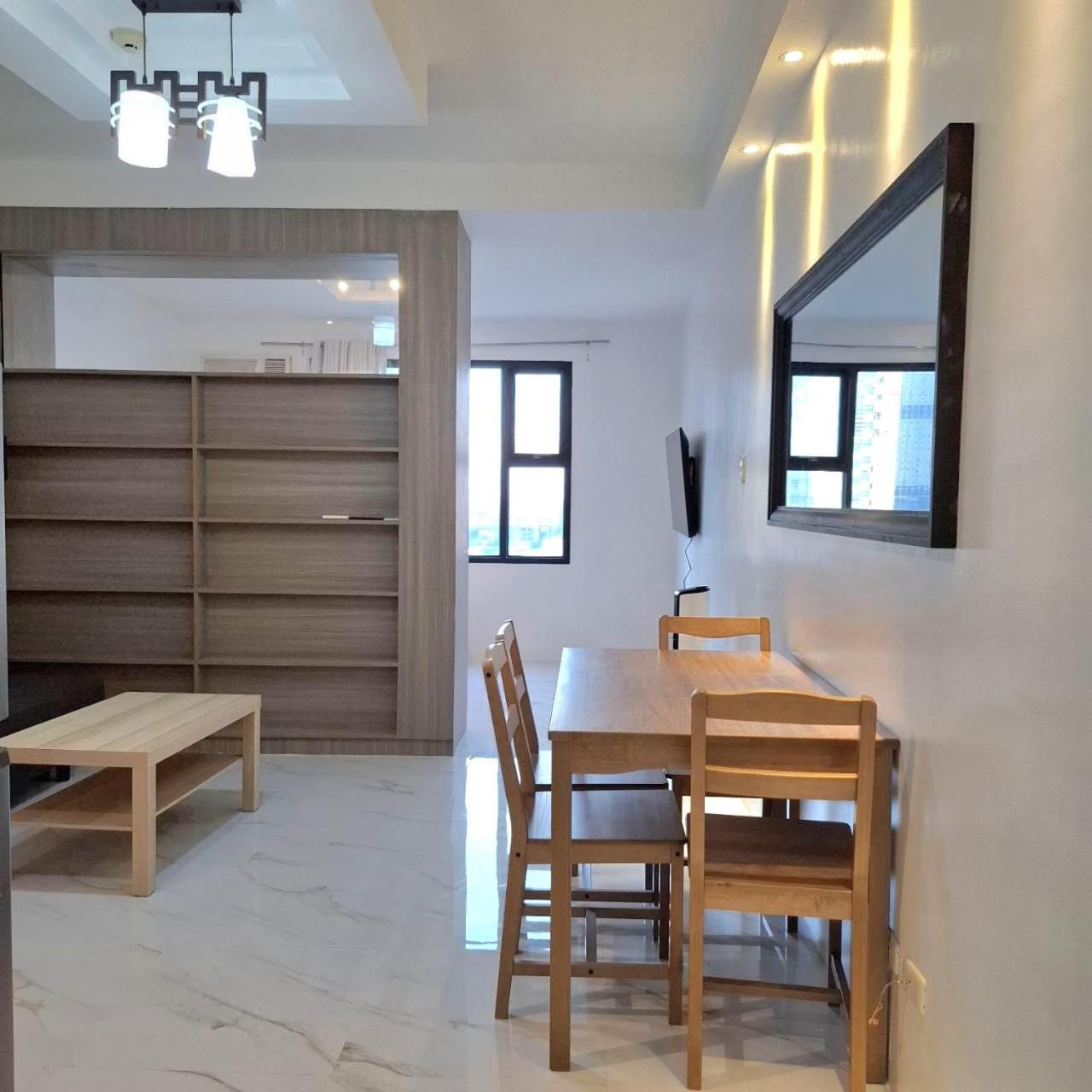 Apartment Bayview Luxury Condos: Poolside Balcony Retreats