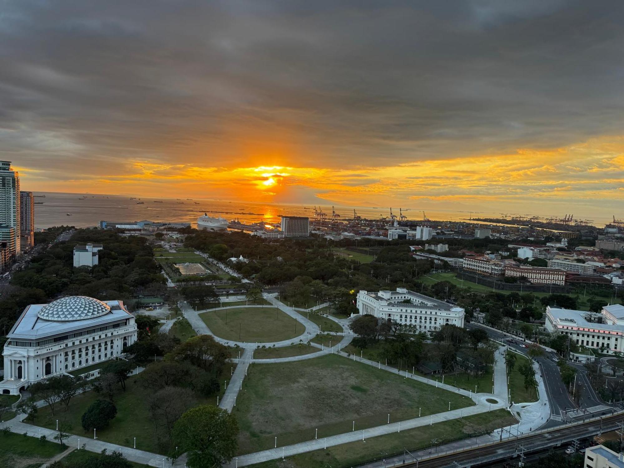 The Luneta At Torre De * Manila