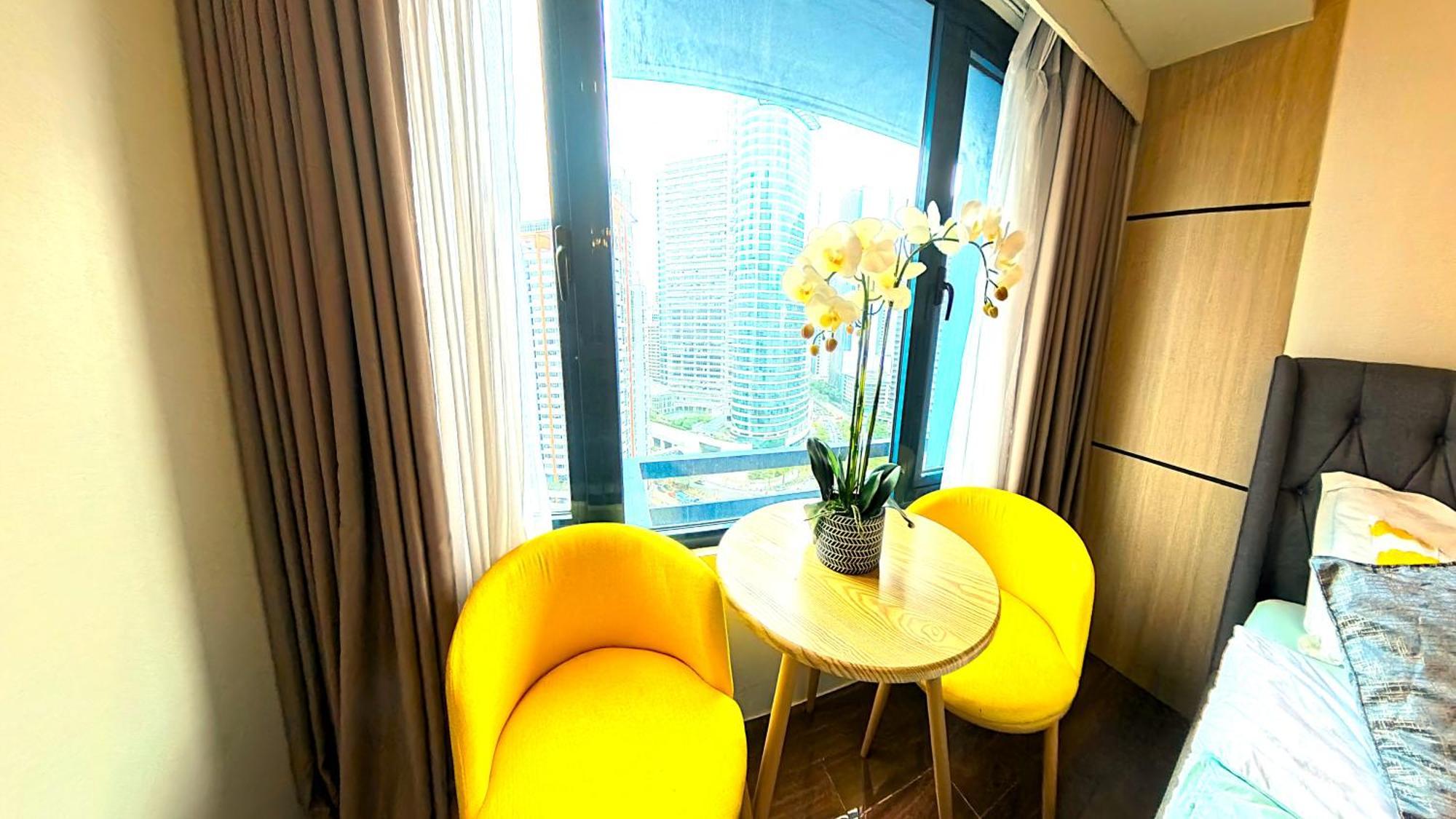 Center Makati Near Ayala Avenue, Smart Tv, Wifi * Manila