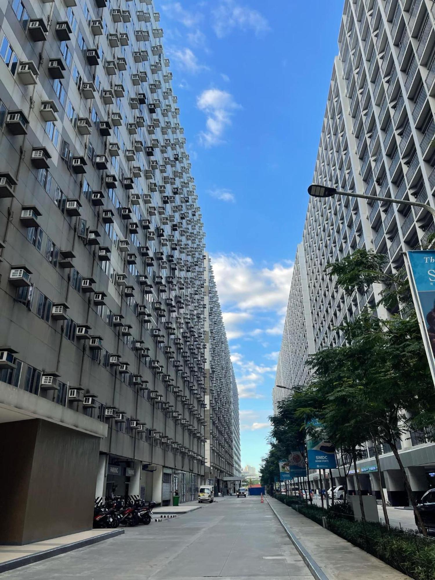 Near Manila Airport And Moa Pasay