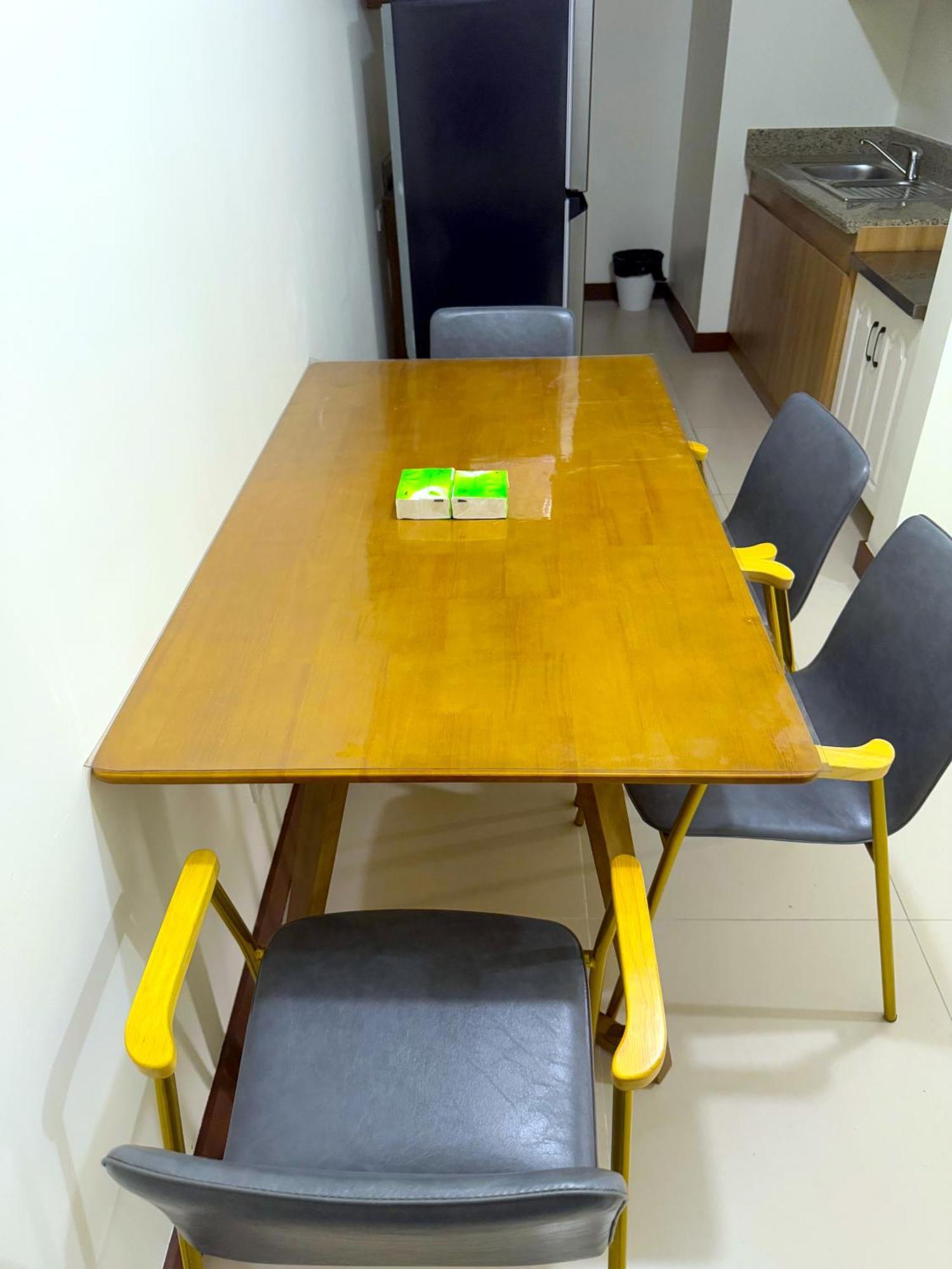 Vincondotel Near Bgc 2br Fairlane 2409 Manila