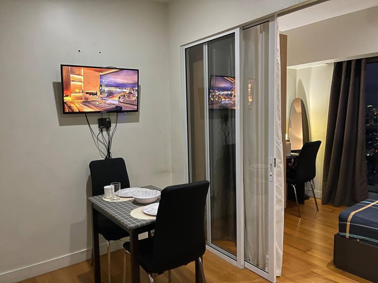 Homey 1br Acqua Livingstone With Netflix, Pool & Gym Apartment Manila