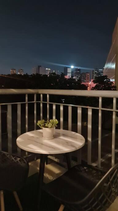 Affordable In Makati W/ Wi-fi, Netflix, Pool *