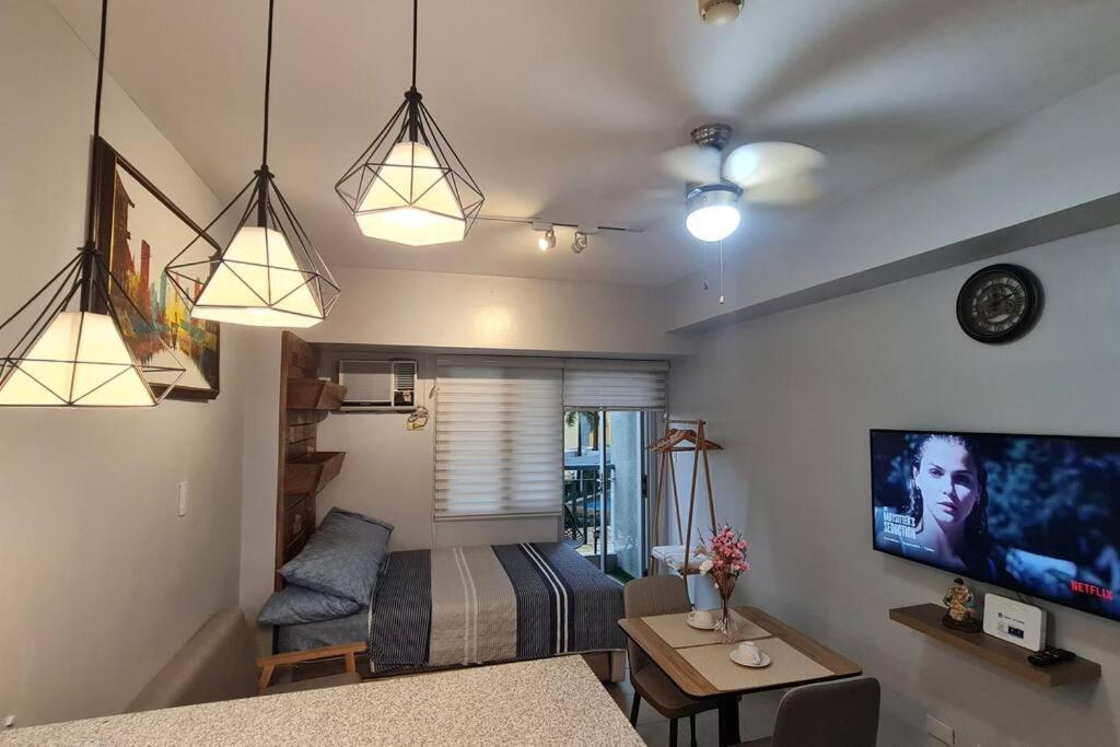 Affordable In Makati W/ Wi-fi, Netflix, Pool
