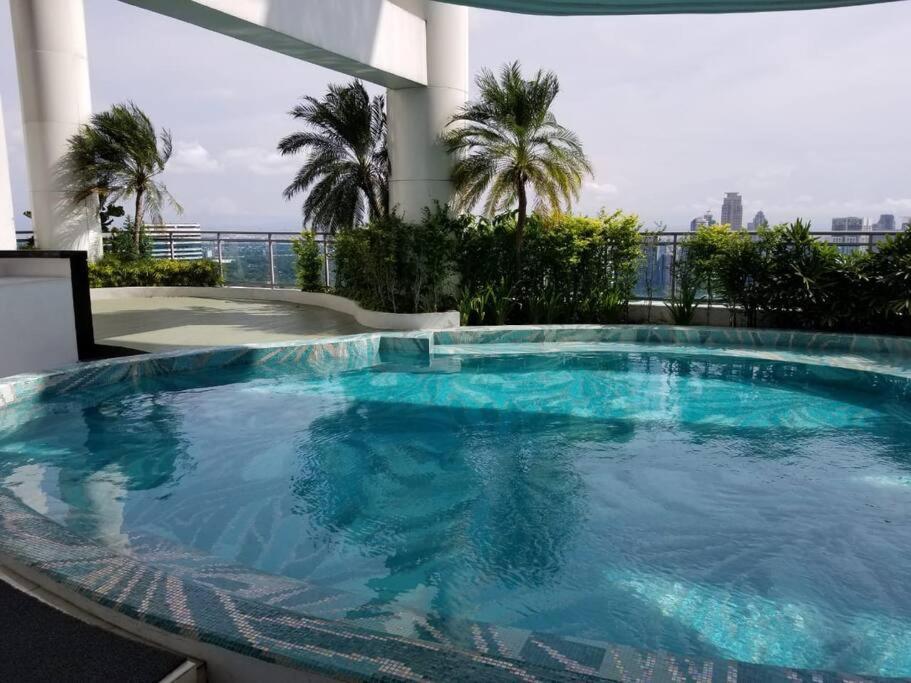 Homey 1br Acqua Livingstone With Netflix, Pool & Gym Manila