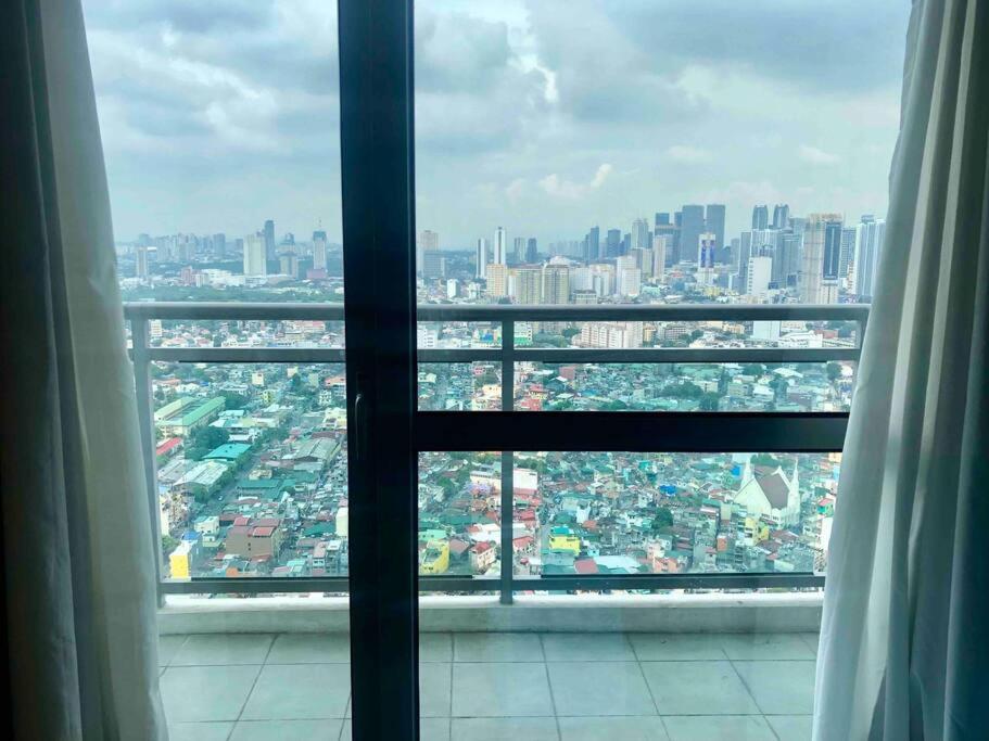 Homey 1br Acqua Livingstone With Netflix, Pool & Gym Apartment Manila