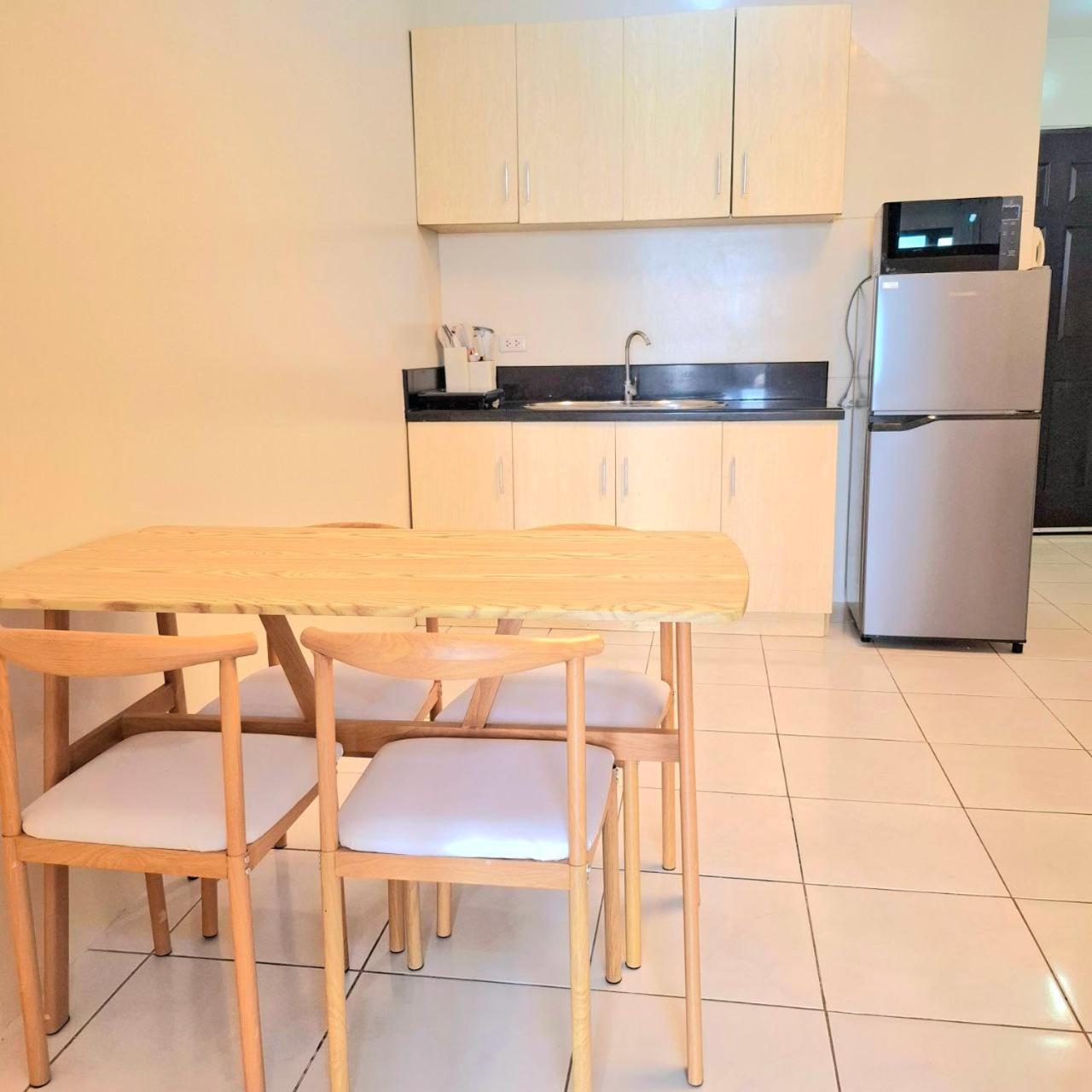 Apartment Bayview Luxury Condos: Poolside Balcony Retreats
