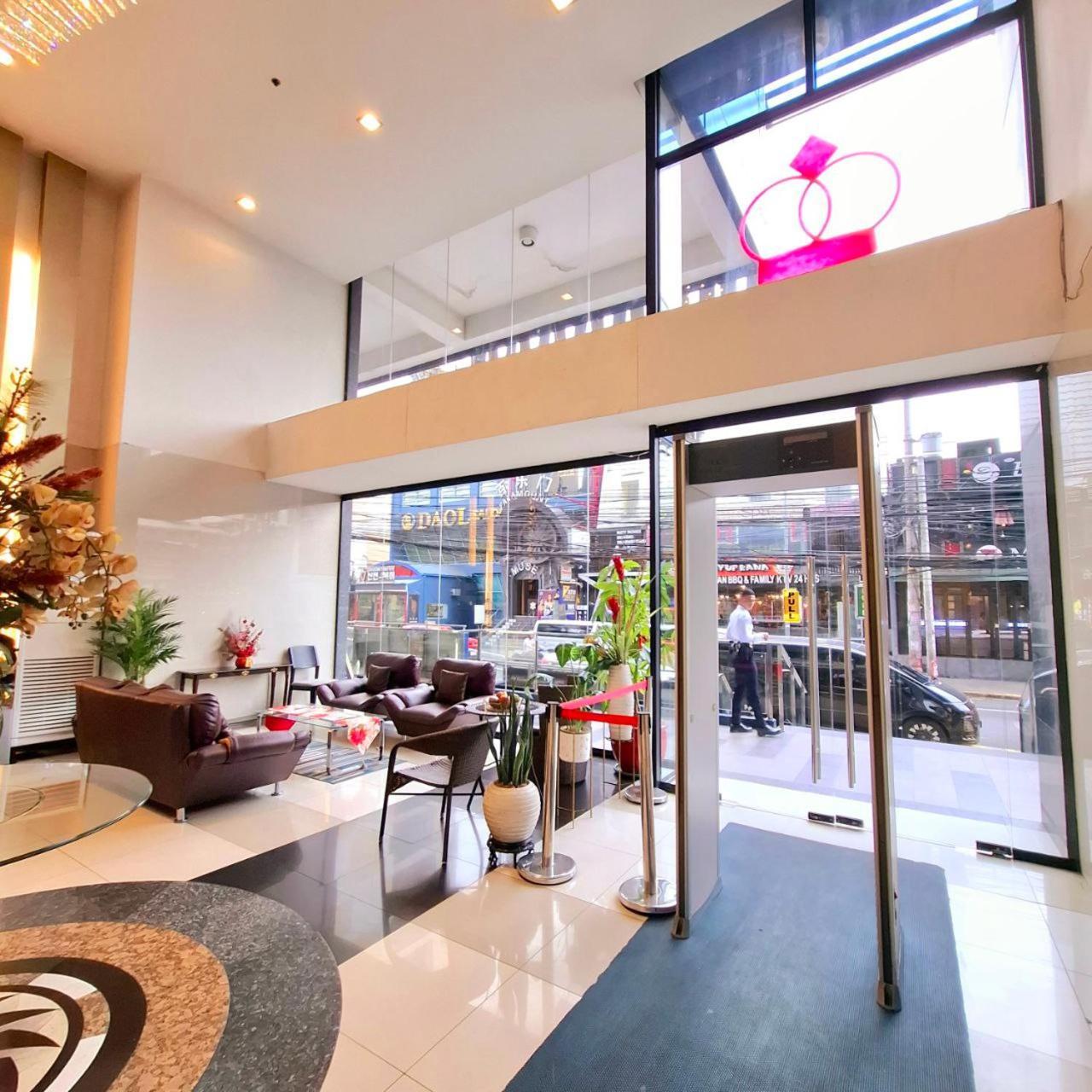 Apartment Bayview Luxury Condos: Poolside Balcony Retreats *
