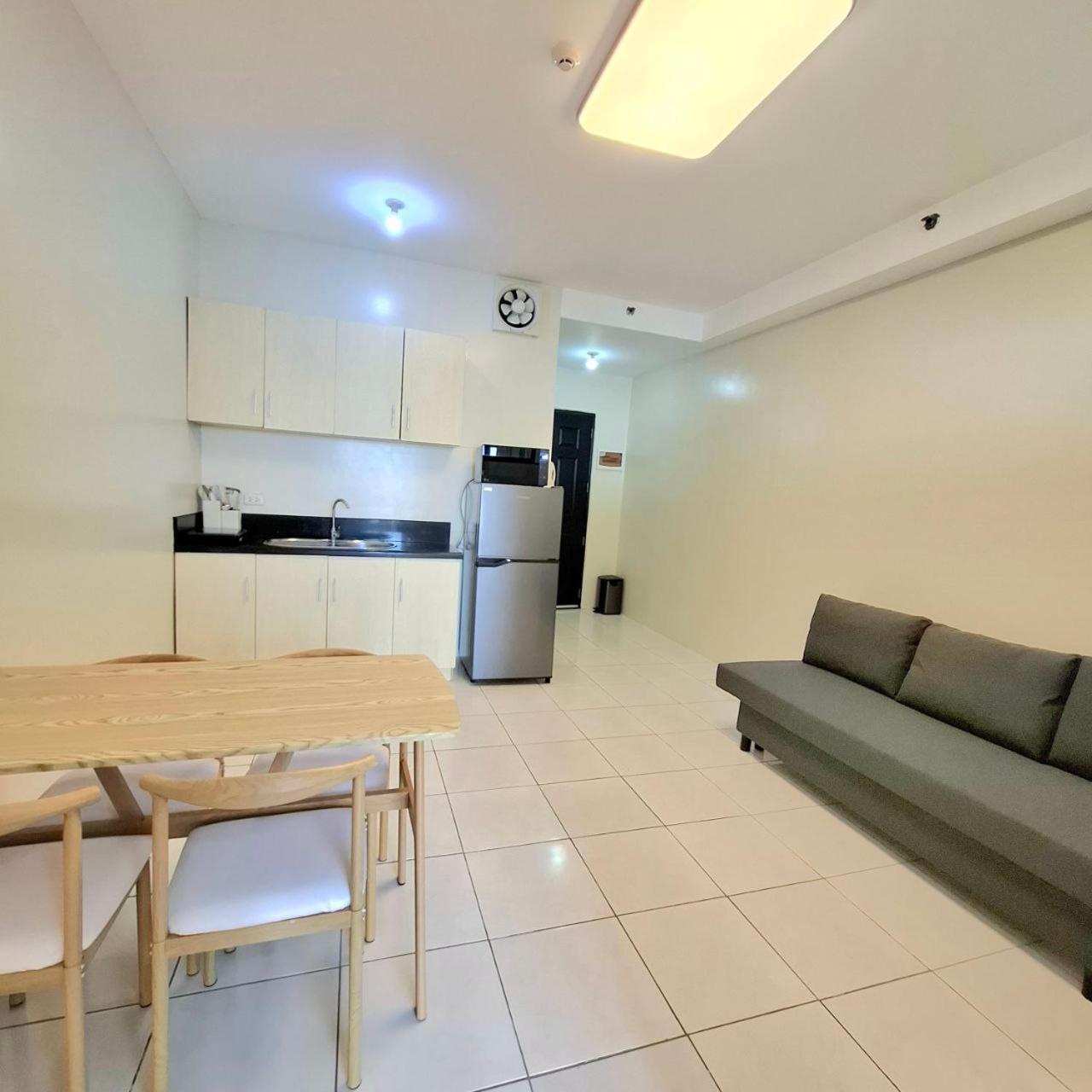 Bayview Luxury Condos: Poolside Balcony Retreats Apartment Manila