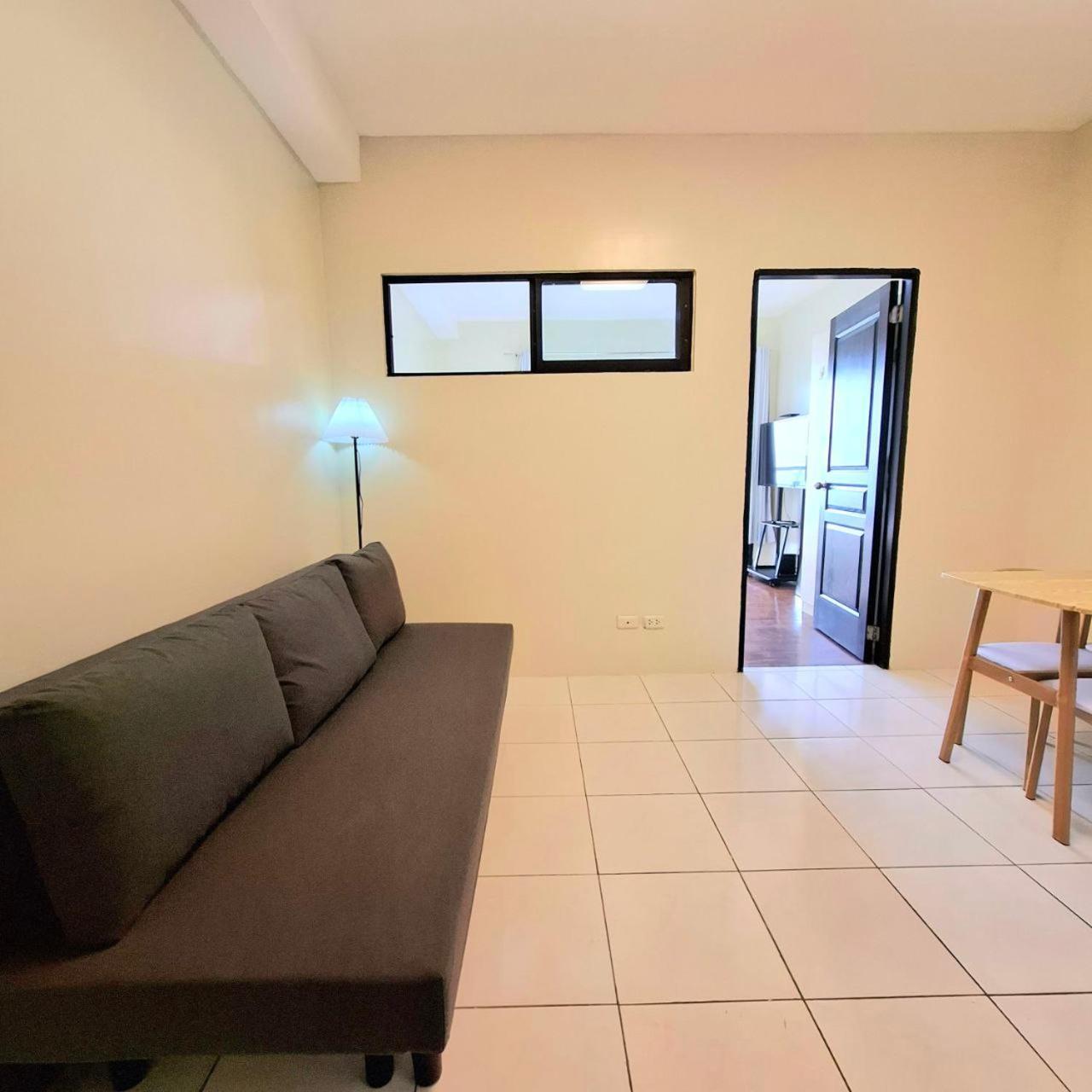 Bayview Luxury Condos: Poolside Balcony Retreats * Manila